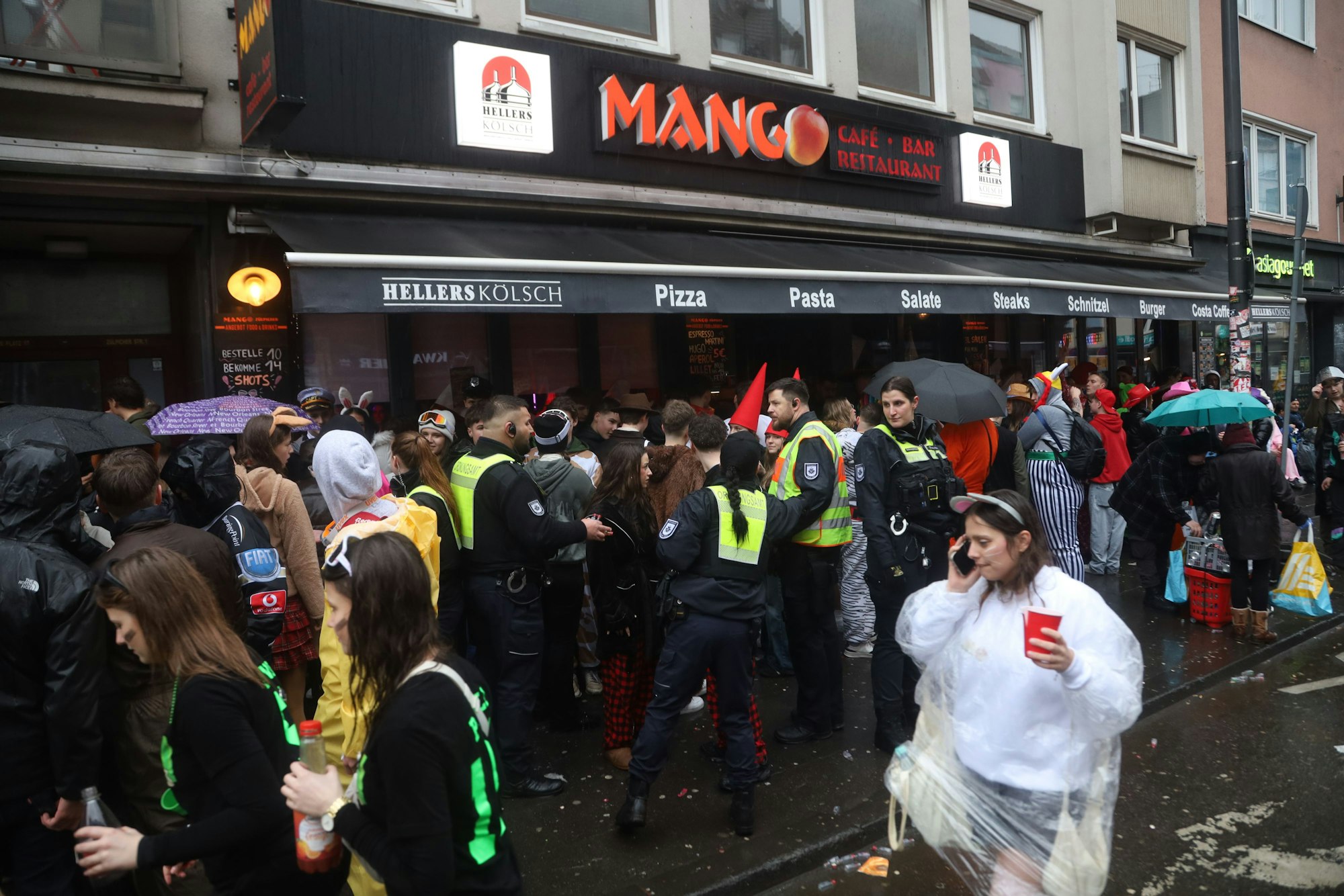 Das Ordnungsamt kontrolliert Besucher auf der Zülpicher Straße.