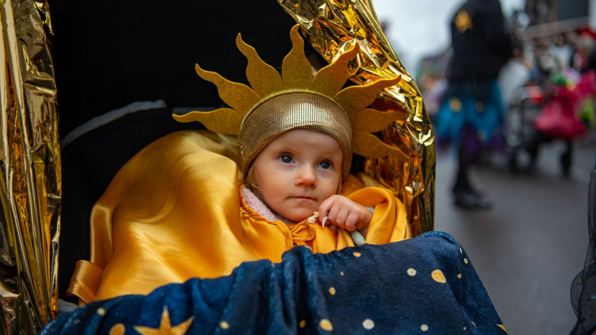 Die kleine Nala war als Sonne verkleidet und sitzt im Kinderwagen.