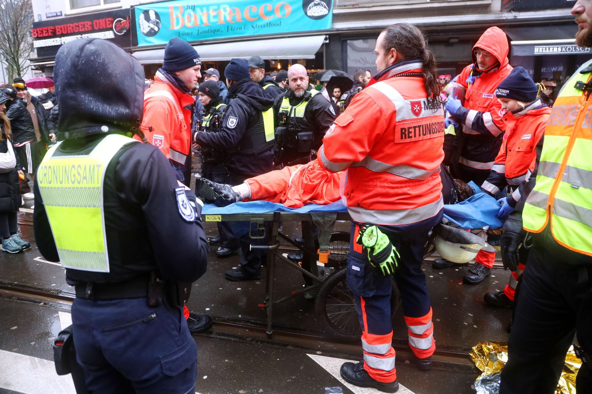 Ein Betrunkener muss abtransportiert werden.