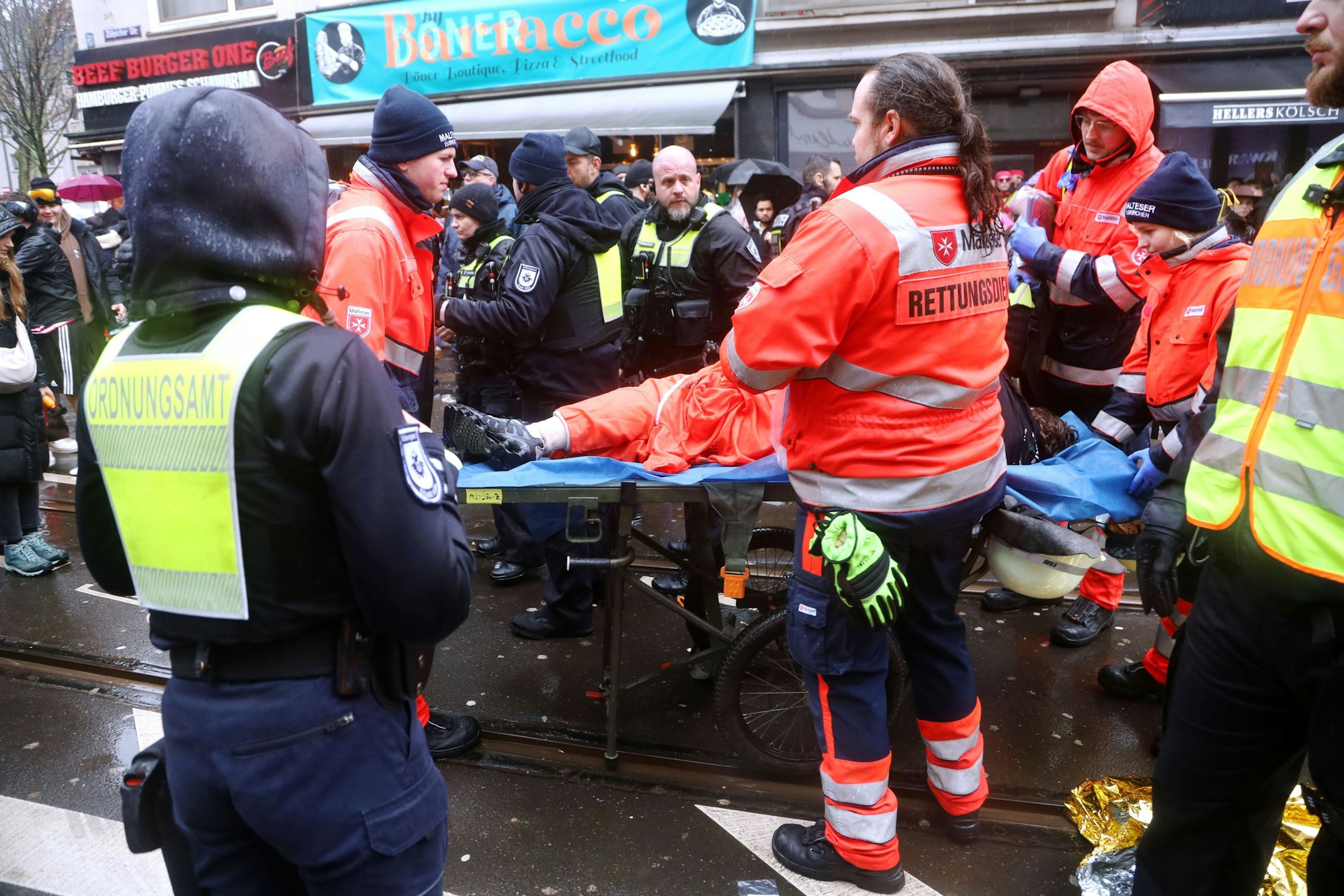 Ein Betrunkener muss abtransportiert werden.