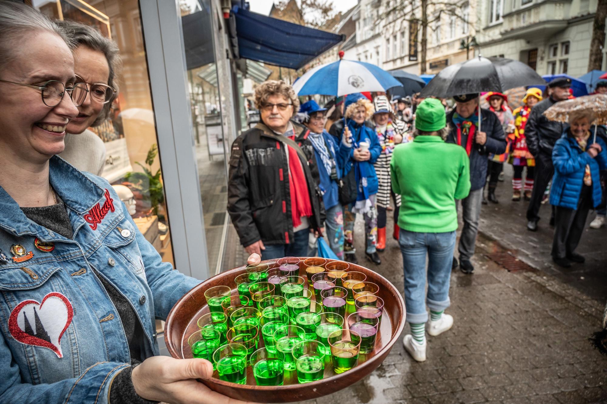 Am Schlebuscher Weiberzug 2026 beteiligten sich trotz widriger Umstände 100 Frauen. Bild: Ralf Krieger