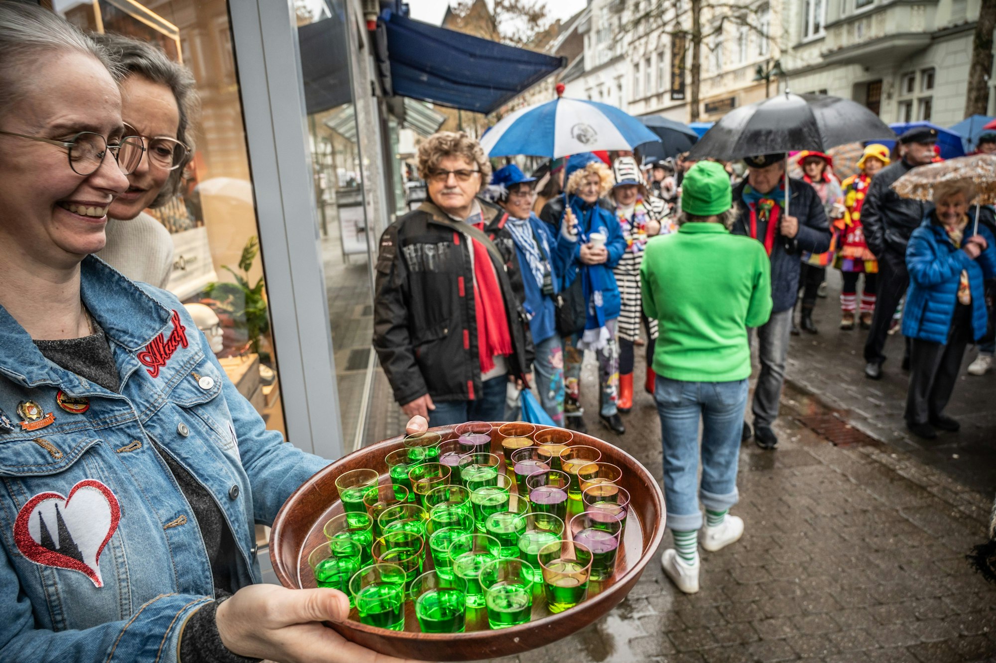 Am Schlebuscher Weiberzug 2026 beteiligten sich trotz widriger Umstände 100 Frauen. Bild: Ralf Krieger