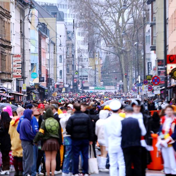 Der Regen war allgegenwärtig auf der Zülpicher Straße an Weiberfastnacht, die Laune war dennoch ausgelassen.