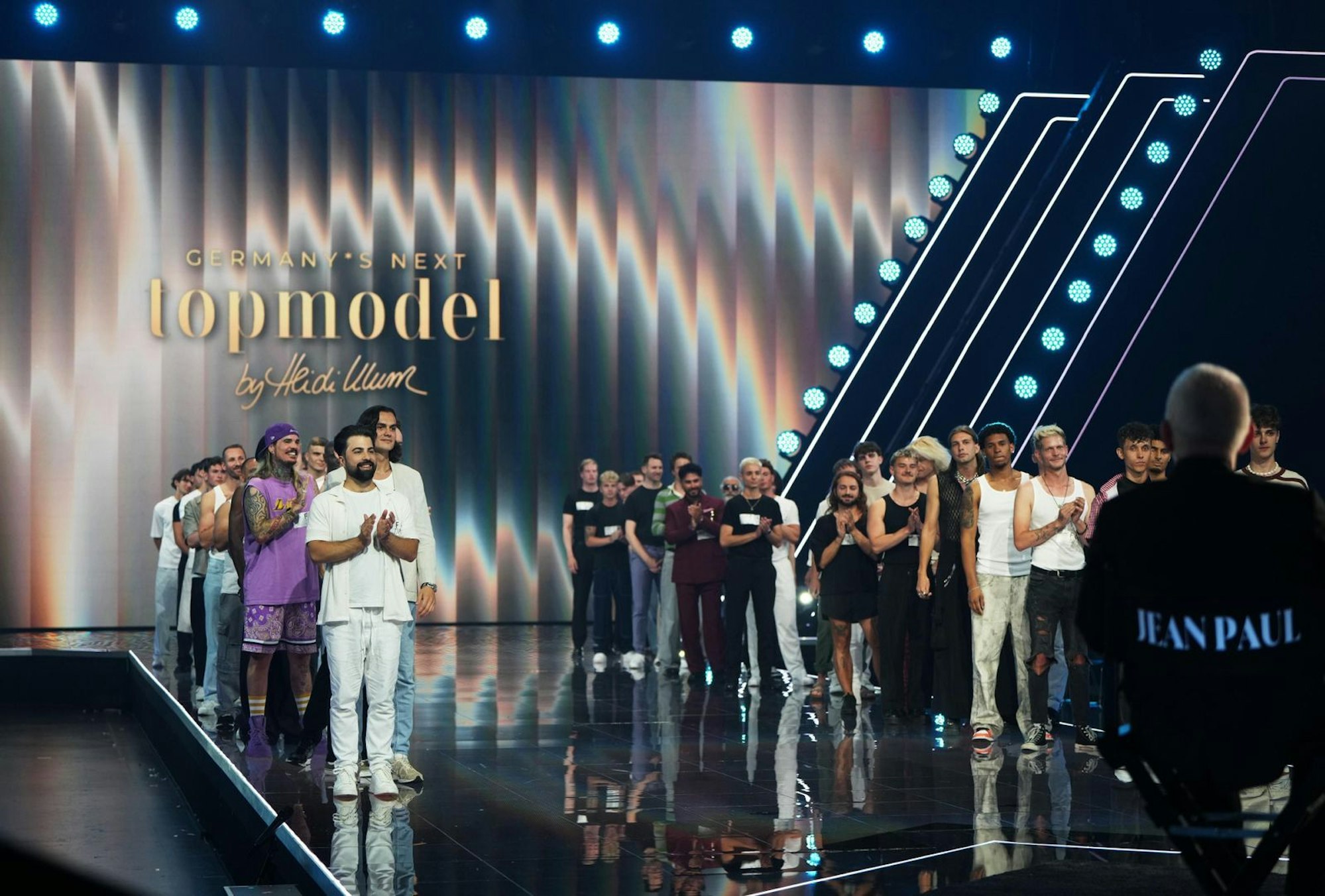 Dürfte einigen bekannt vorkommen: Transmann Jill Deimel im violetten Outfit. (Bild: ProSieben / Daniel Graf)