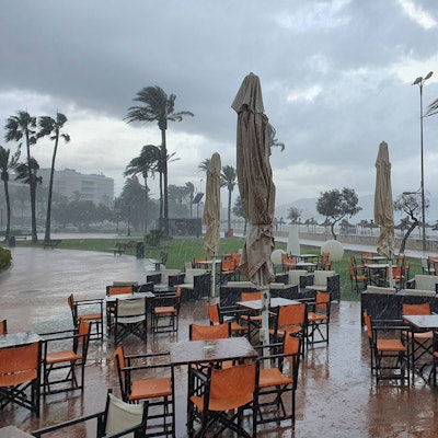 Orkanböen fegen über Cala Millor auf Mallorca.