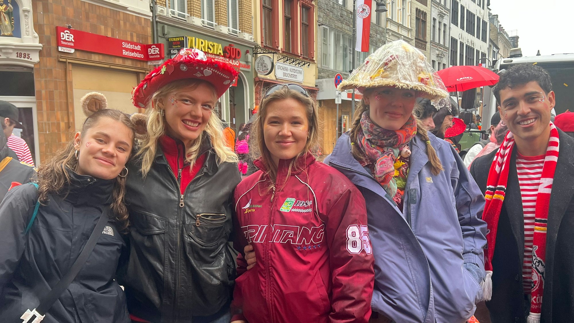 Victoria Stollenwerk (2. v. l.) mit ihren Freundinnen in der Südstadt