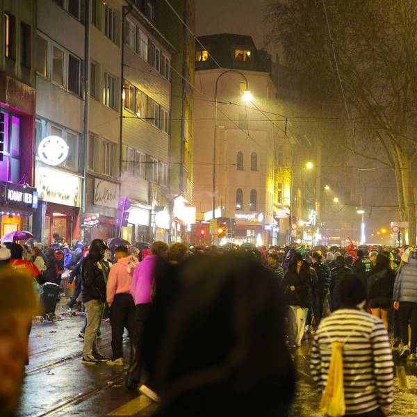 Weiberfastnacht am Abend auf der Zülpicher Straße.