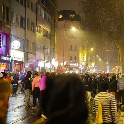 Weiberfastnacht am Abend auf der Zülpicher Straße.