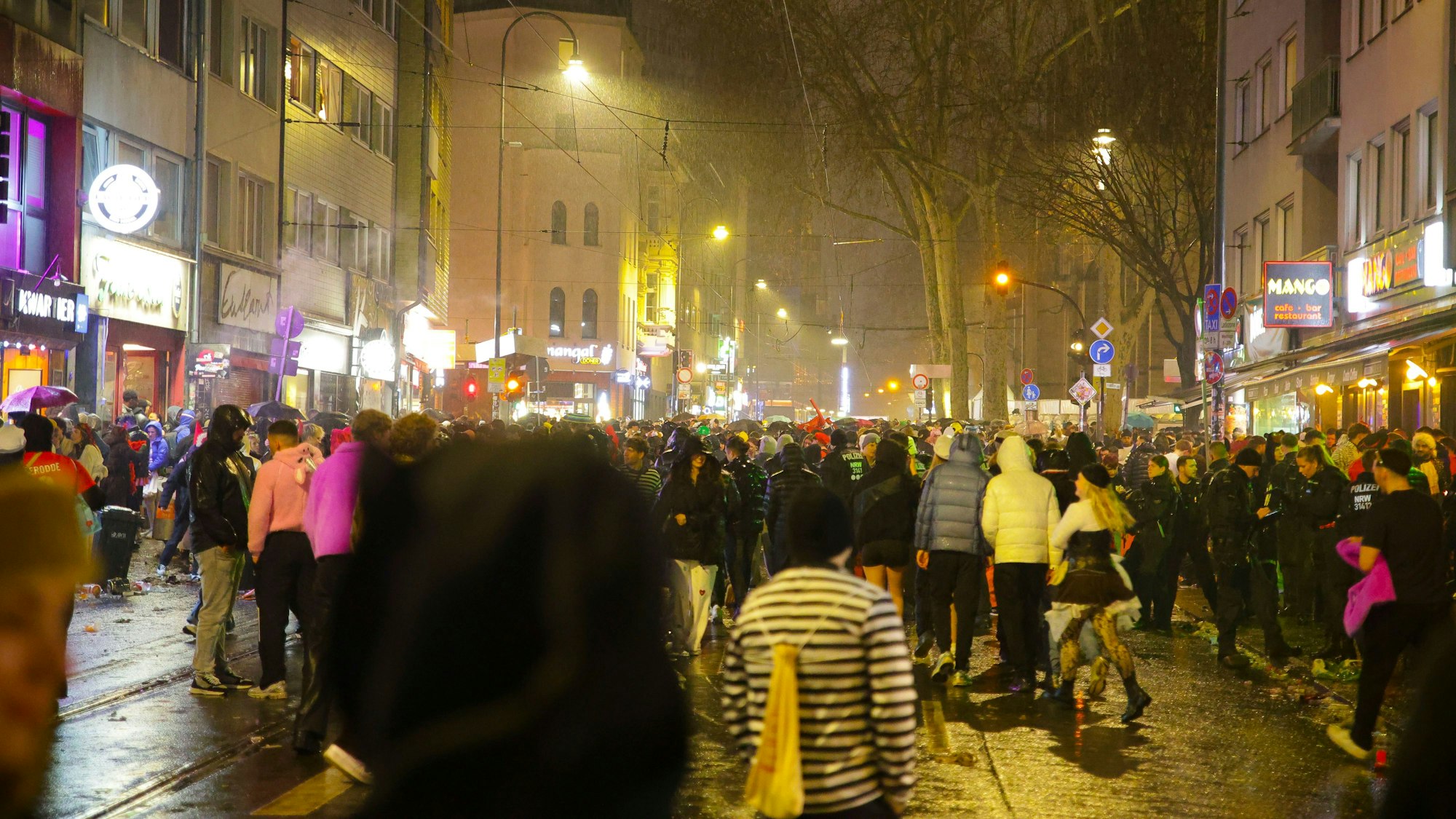 Weiberfastnacht am Abend auf der Zülpicher Straße.