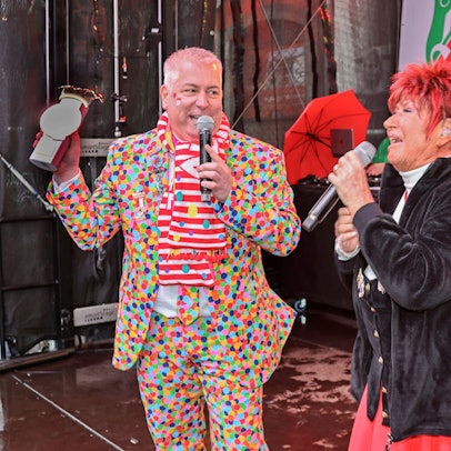 Marcel Schwamborn überreicht Marita Köllner den Oscar.