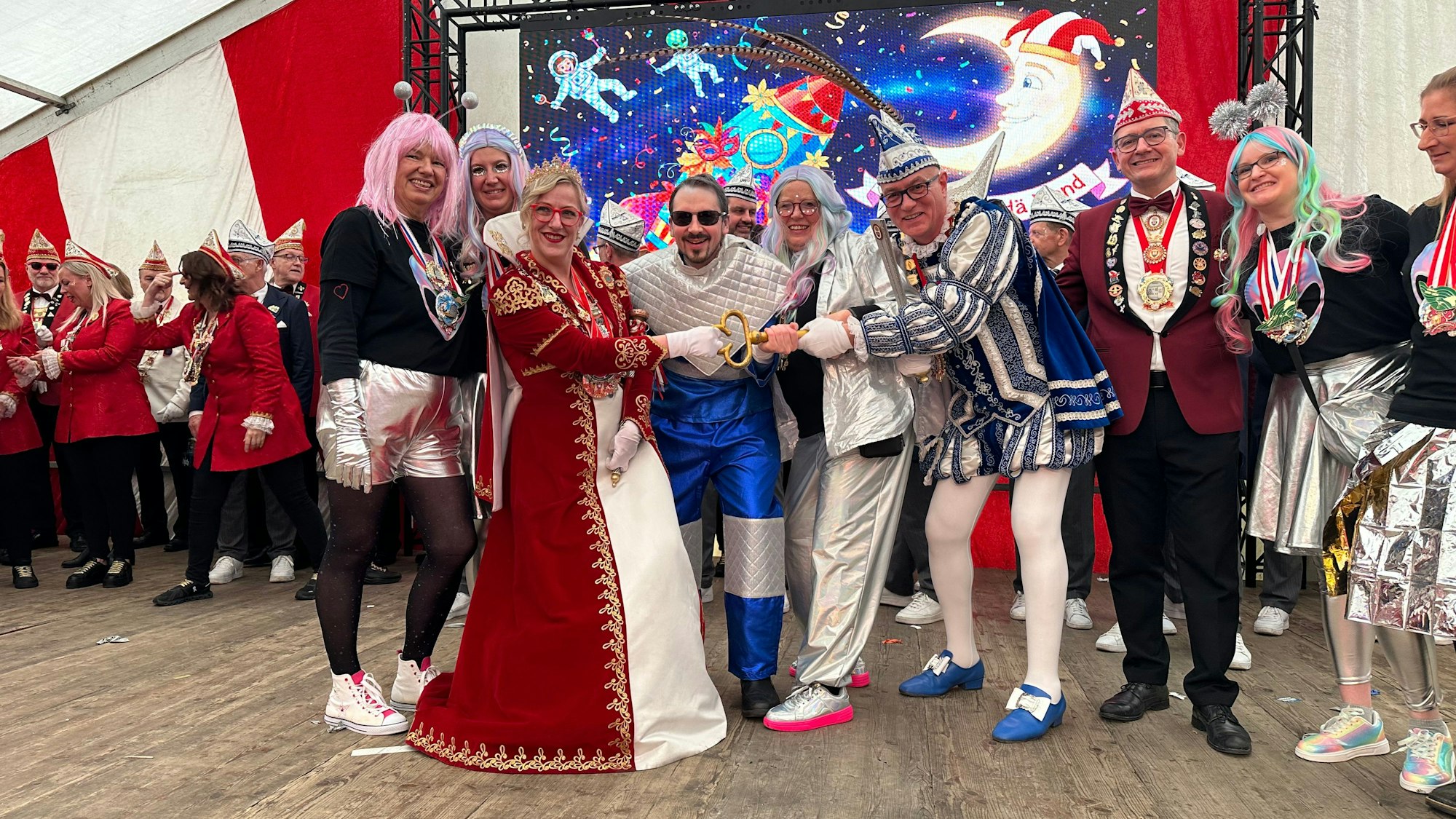 Bürgermeister Matthias Großgarten musste die Schlüssel zum Verwaltungsschiff an Prinzessin Katharina I. und Prinz Dirk I. übergeben.