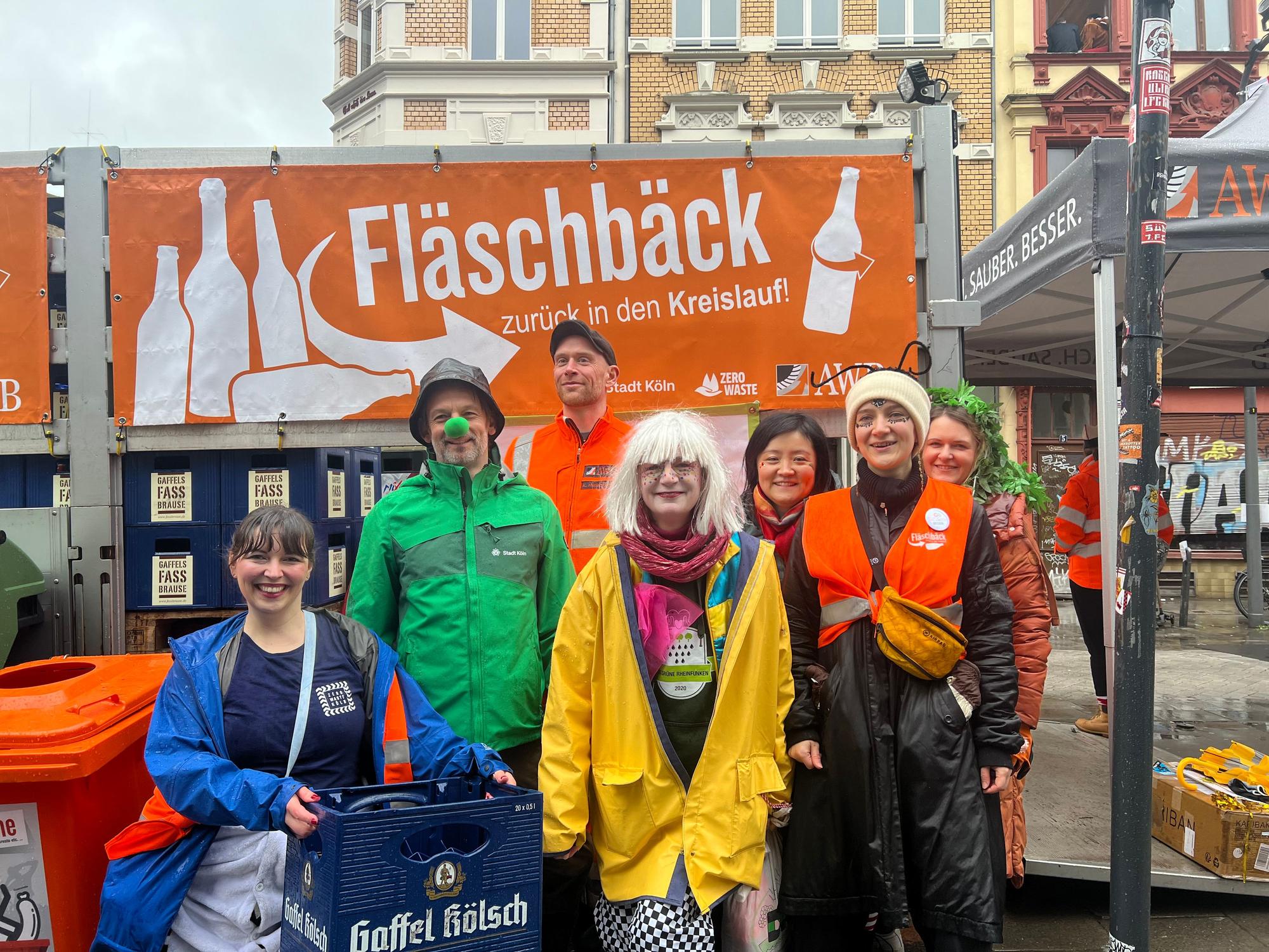 Aktion Fläschbäck: Die Grünen rheinfunken gemeinsam mit AWB, Wiliam Wolfgramm (2. v.l.), Design-Studierende der TH und die Vereine Cradle2Cradle und Zero Waste. Auf dem Transporter sammeln sie gemeinsam Glasflaschen und Altglas.