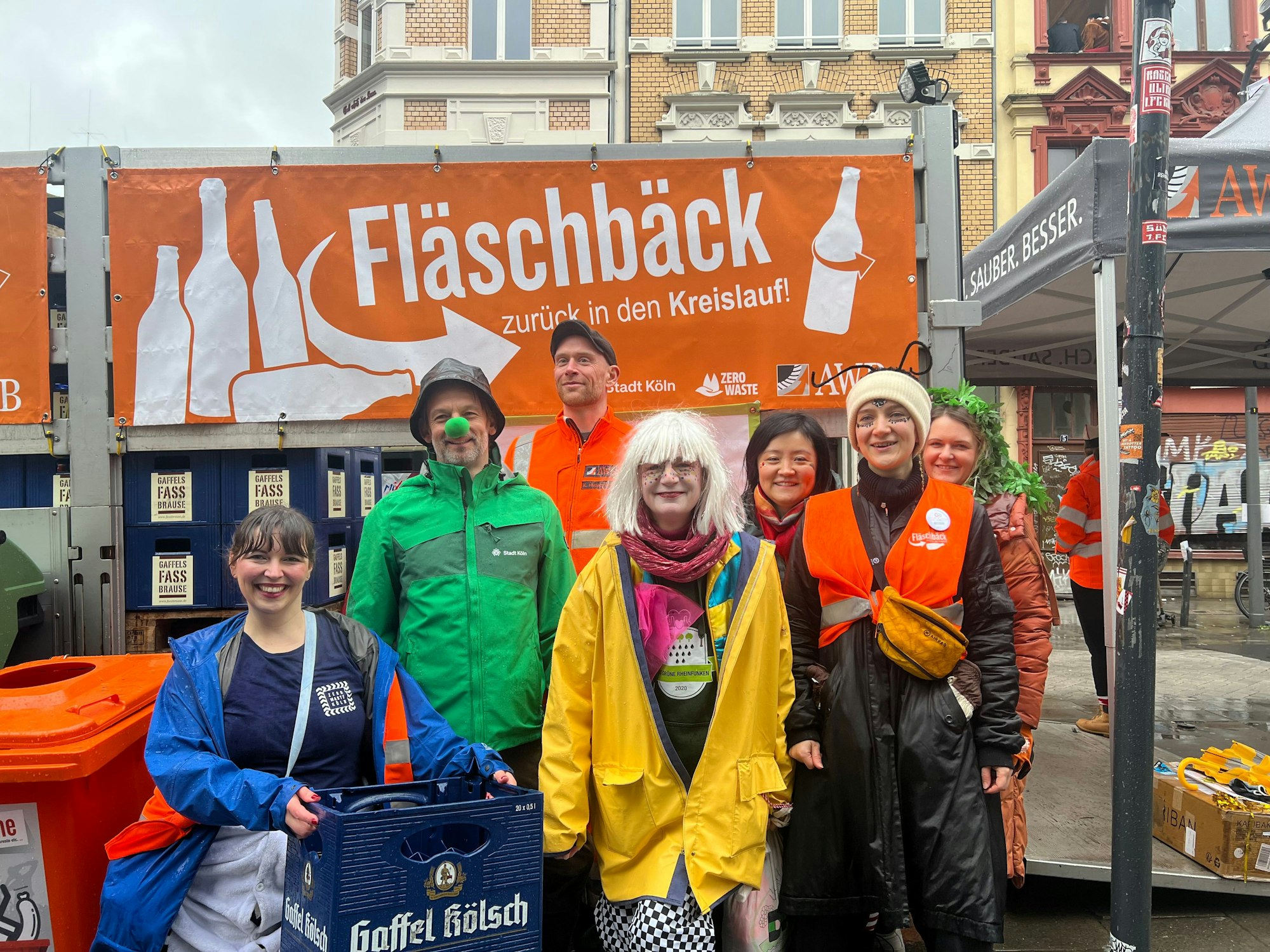Aktion Fläschbäck: Die Grünen rheinfunken gemeinsam mit AWB, Wiliam Wolfgramm (2. v.l.), Design-Studierende der TH und die Vereine Cradle2Cradle und Zero Waste. Auf dem Transporter sammeln sie gemeinsam Glasflaschen und Altglas.