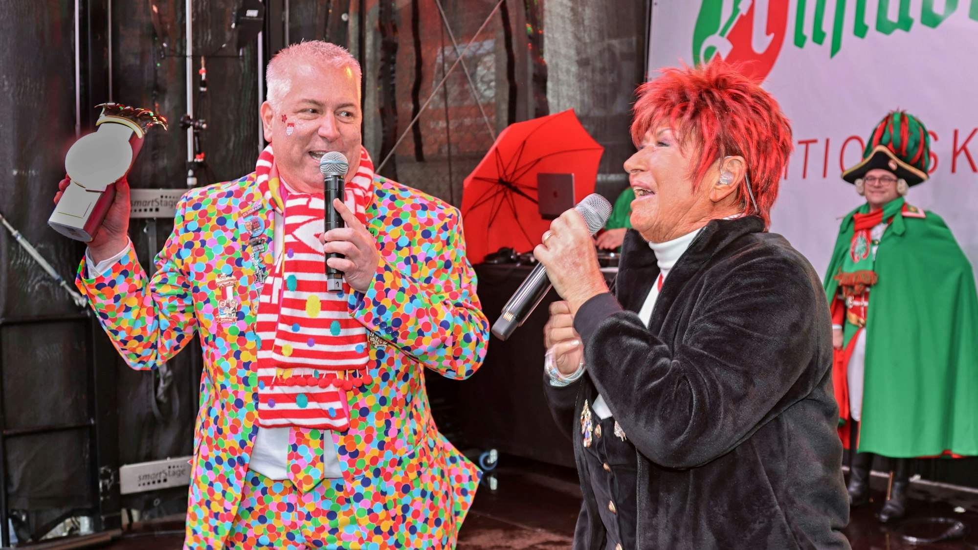Marcel Schwamborn überreicht Marita Köllner den Oscar.