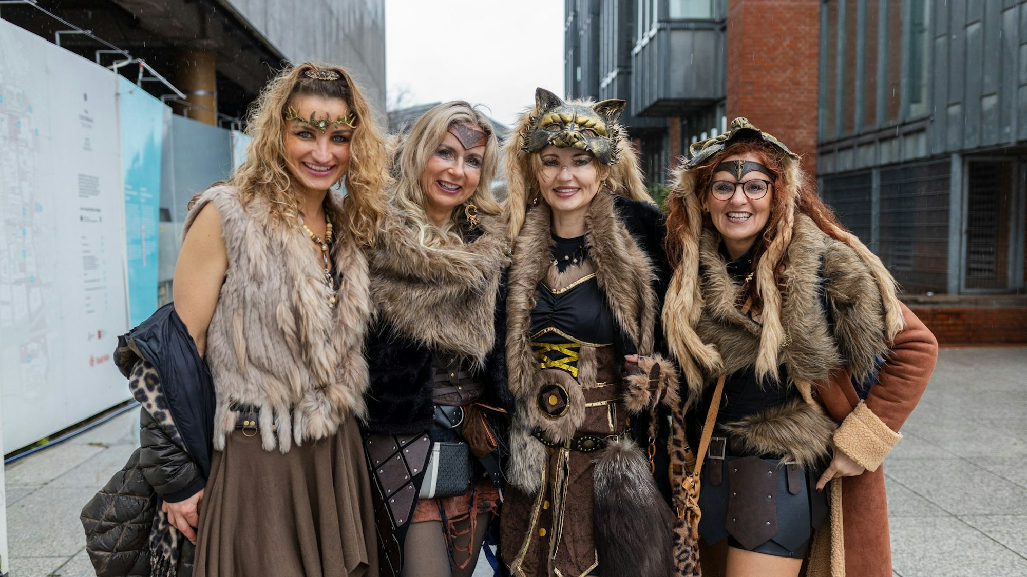 Vier Frauen tragen Fellkostüme.