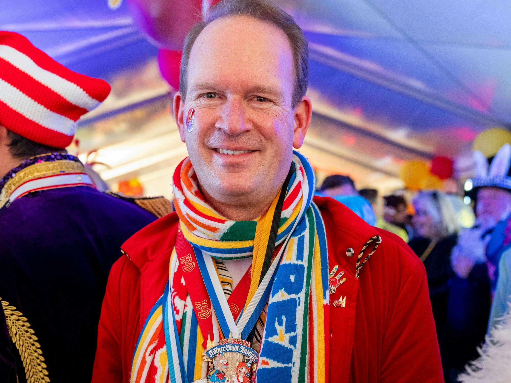 12.02.2026, Köln: Die Weiberfastnachtsbühne von Radio Köln im Tanzbrunnen.
Im Bild Kendra Stenzel und Stefan Löcher.
Foto: Michael Bause