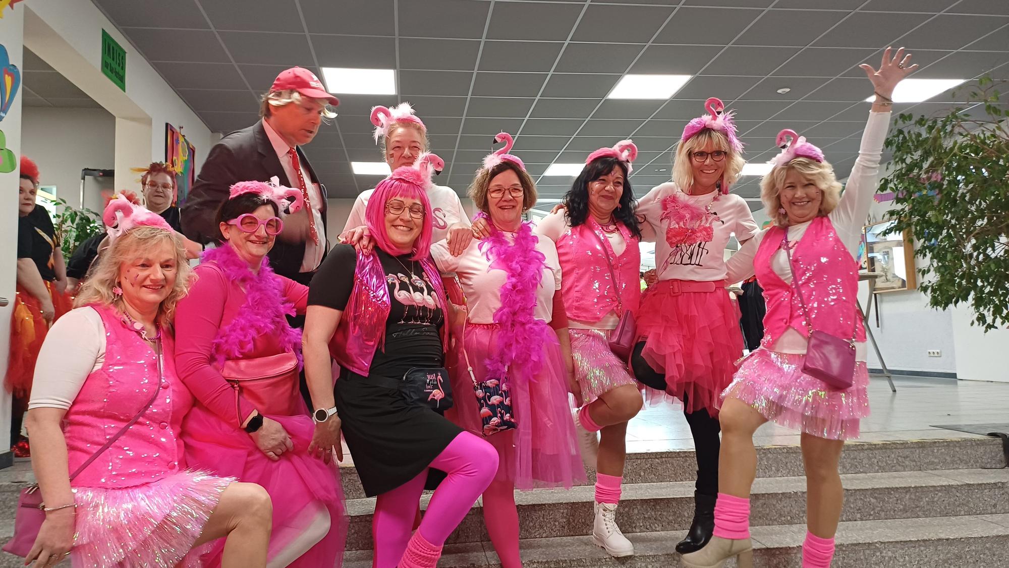 Eine Gruppe von Flamingos feiert seit vielen Jahren im Schützenheim