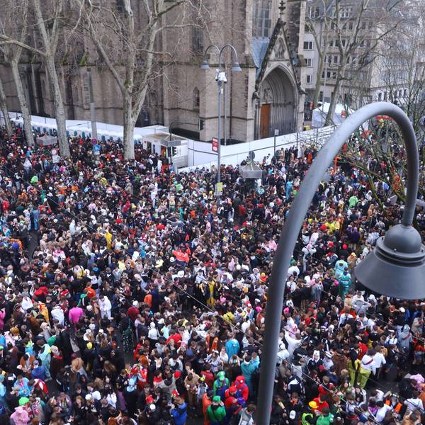 12.02.2026, Köln: Weiberfastnacht 2026 an der Zülpicher Straße. Der Regen war allgegenwertig die Laune war dennoch ausgelassen. Am Mittag füllte sich die Straße. Foto: Arton Krasniqi