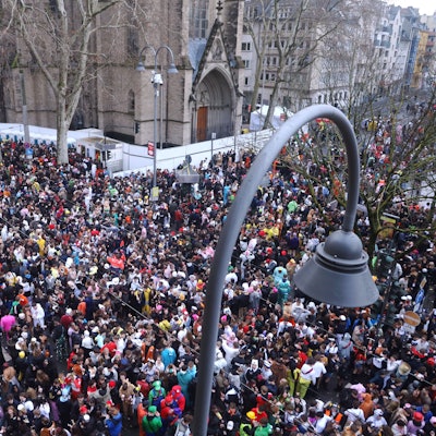 12.02.2026, Köln: Weiberfastnacht 2026 an der Zülpicher Straße. Der Regen war allgegenwertig die Laune war dennoch ausgelassen. Am Mittag füllte sich die Straße. Foto: Arton Krasniqi