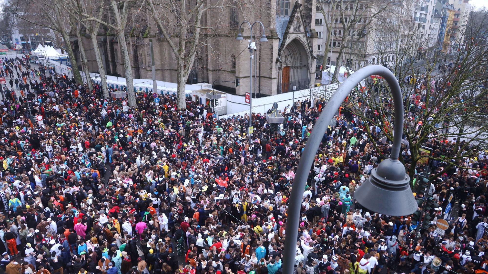 12.02.2026, Köln: Weiberfastnacht 2026 an der Zülpicher Straße. Der Regen war allgegenwertig die Laune war dennoch ausgelassen. Am Mittag füllte sich die Straße. Foto: Arton Krasniqi