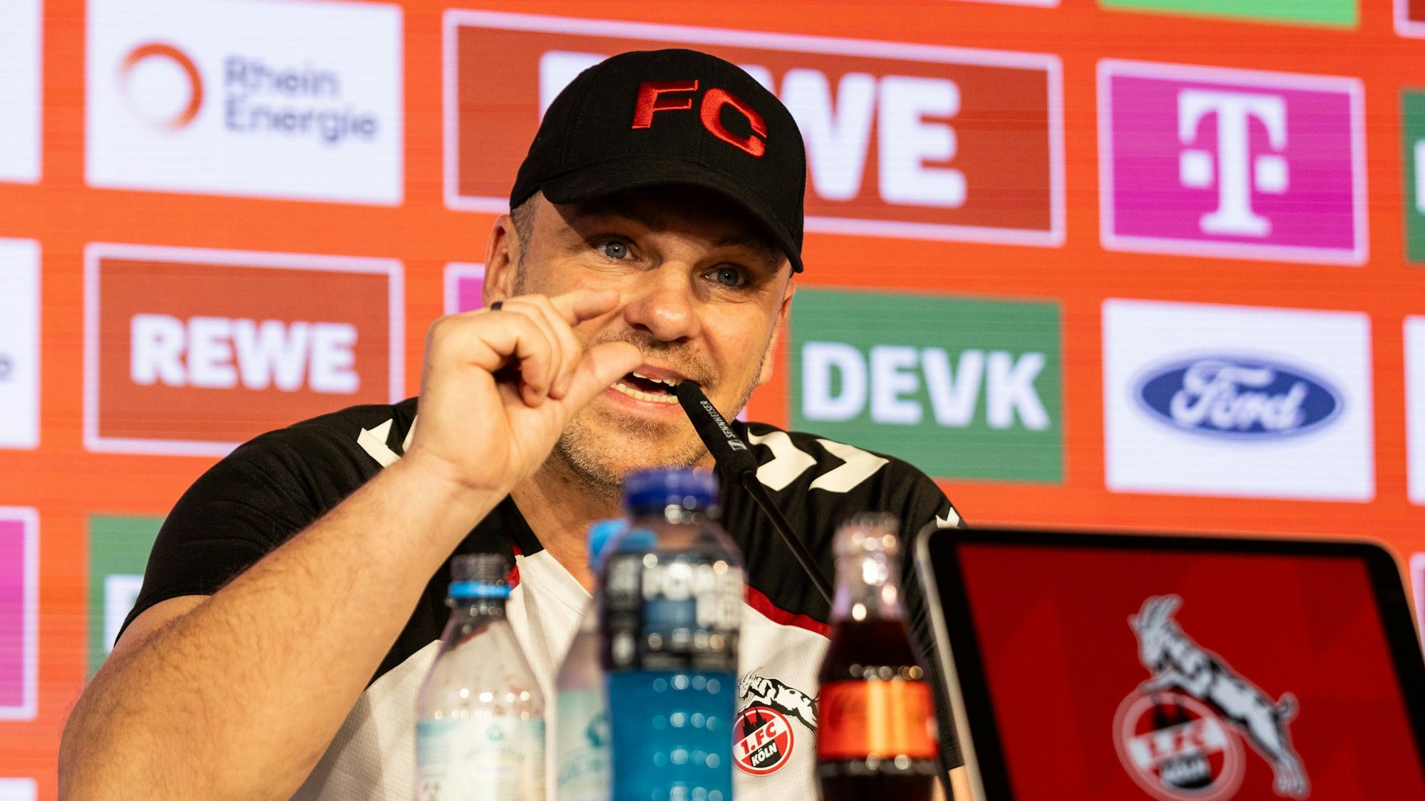 Lukas Kwasniok 1.FC Köln, Cheftrainer während der Pressekonferenz vor dem Bundesliga-Spiel gegen VfB Stuttgart.