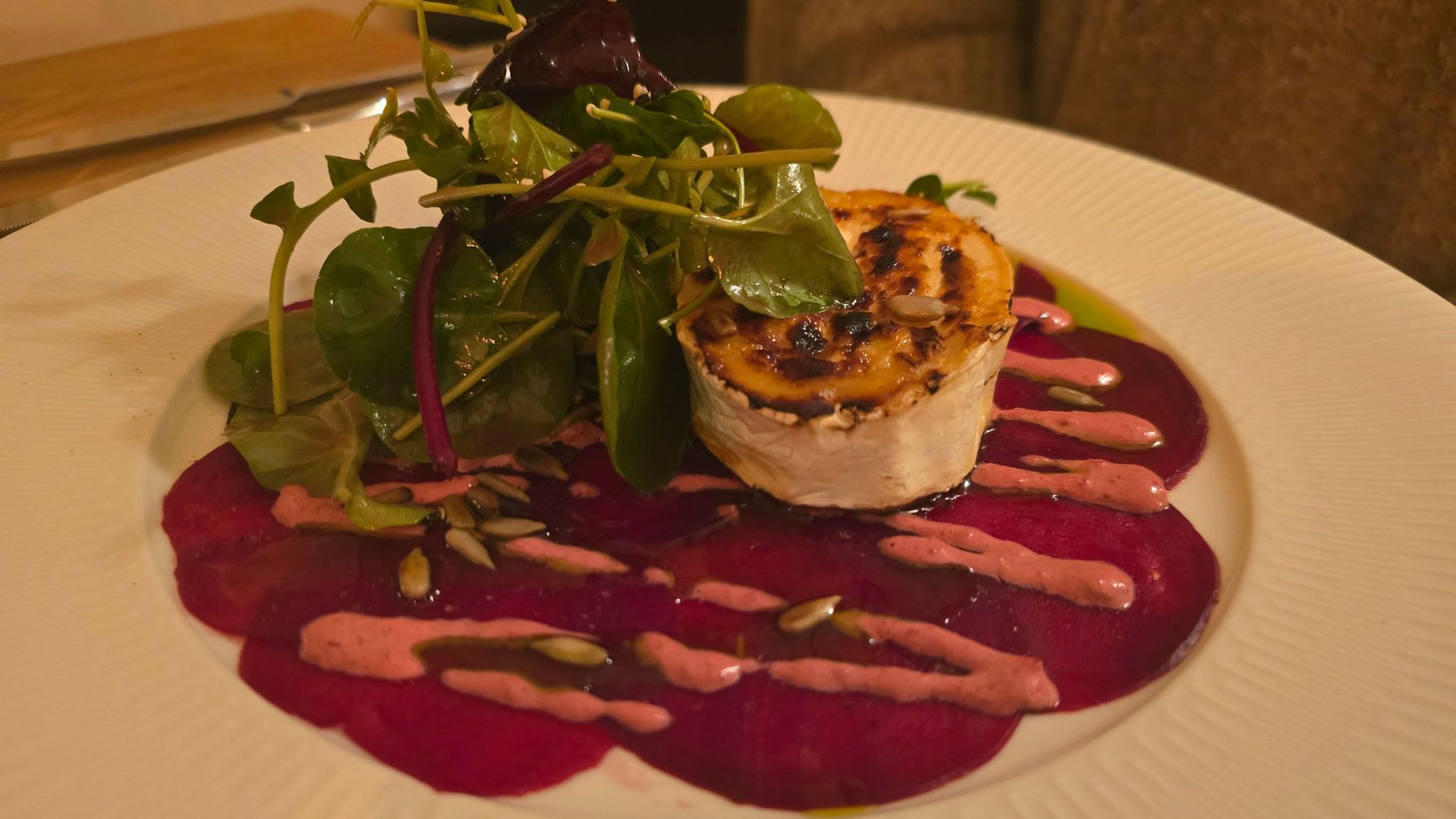 Das Rote-Bete-Carpaccio ist schön dünn geschnitten. Dazu gibt es Mayonnaise von roter Bete sowie intensiven, obenauf karamellisierten Ziegenkäse.