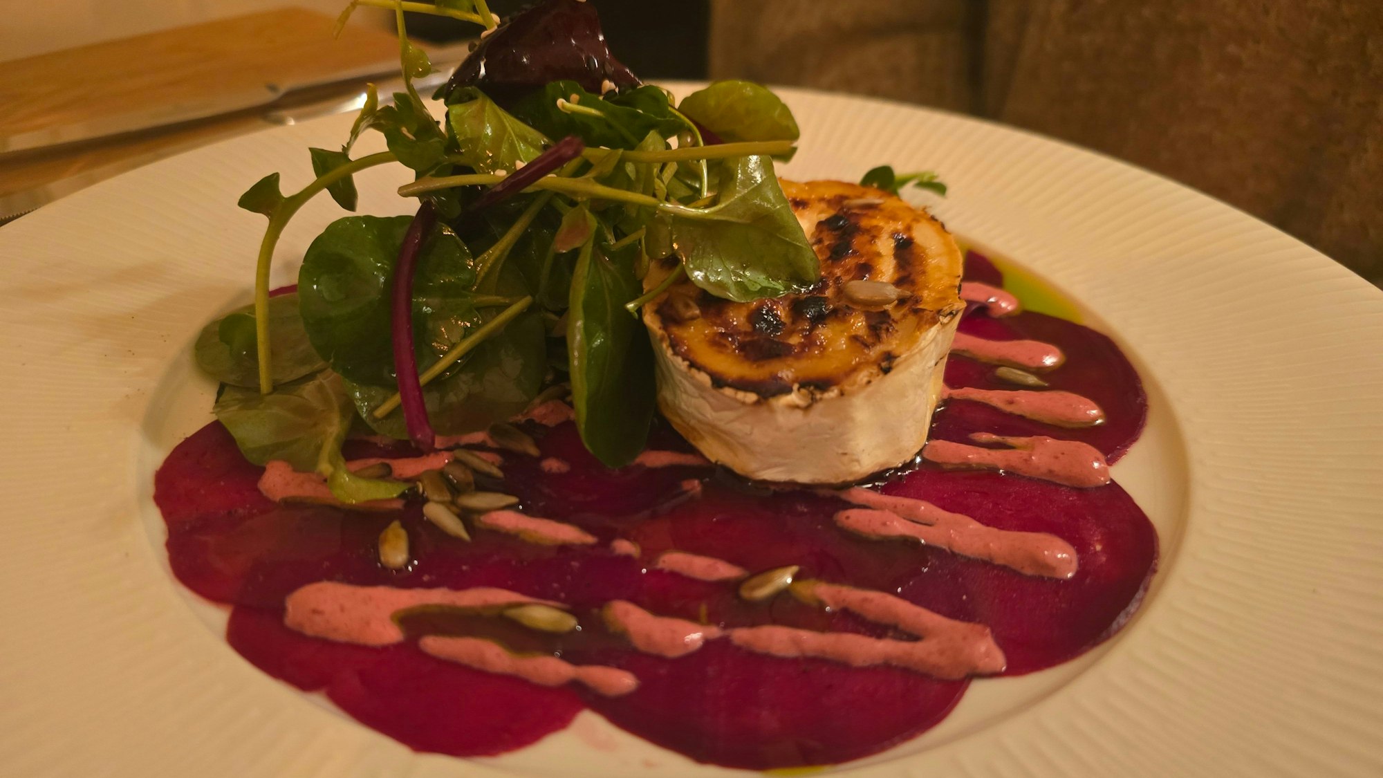 Das Rote-Bete-Carpaccio ist schön dünn geschnitten. Dazu gibt es Mayonnaise von roter Bete sowie intensiven, obenauf karamellisierten Ziegenkäse.