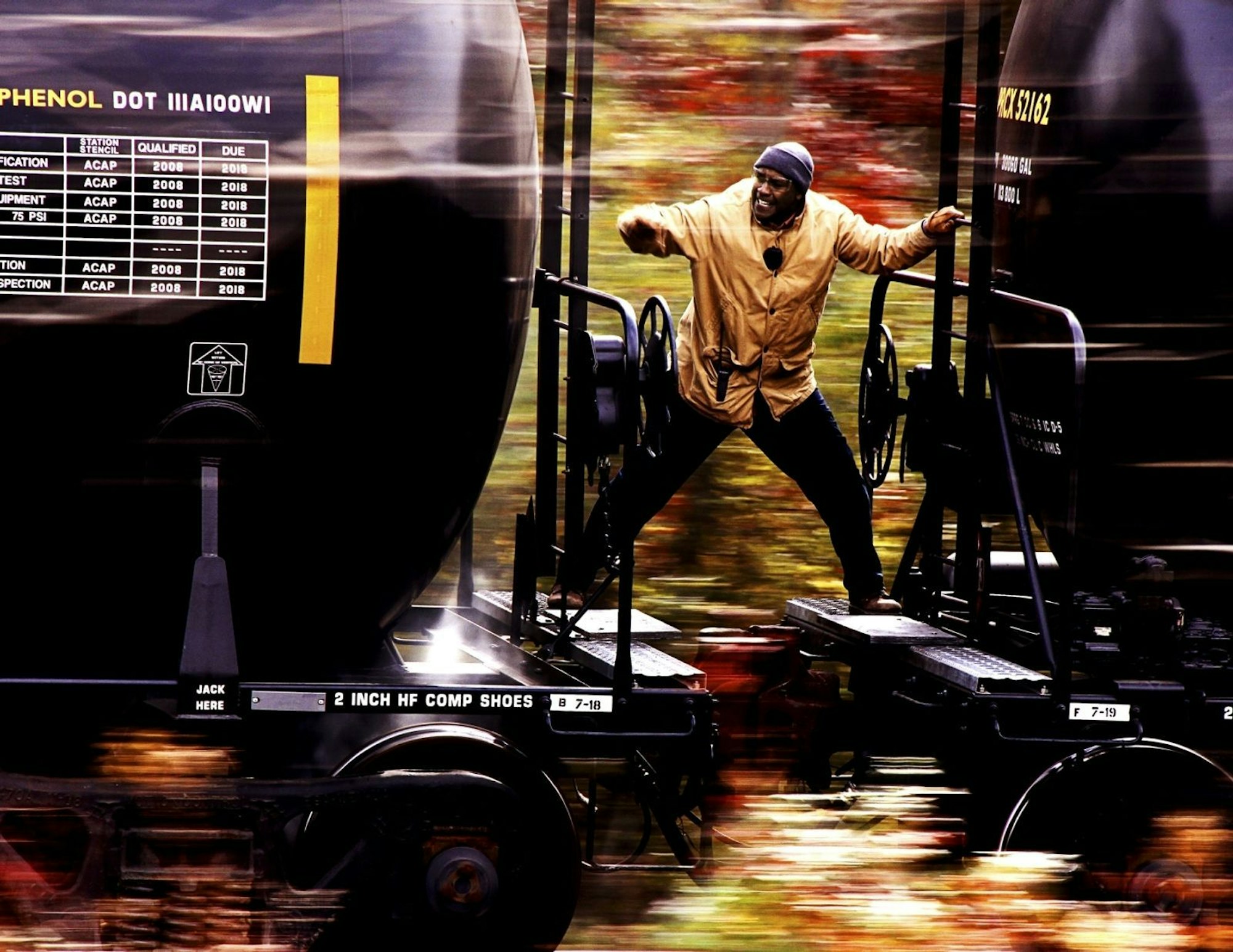 Hochexplosive Fracht: Frank Barnes (Denzel Washington) kämpft sich von einem Waggon zum nächsten in Richtung der führerlosen Lokomotive vor. (Bild: RTL / © 2010 Twentieth Century Fox Film Corporation)