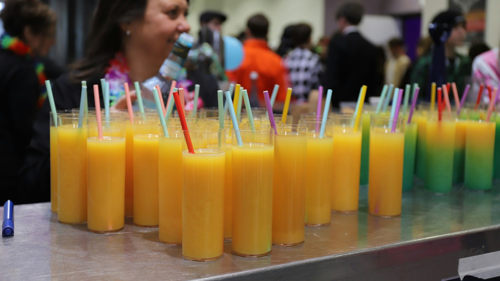 In der Meiersheide feierten Hunderte Jugendliche eine Weiberfastnachtsparty ohne Alkohol. Dreierlei alkoholfreie Cocktails gab es kostenlos.