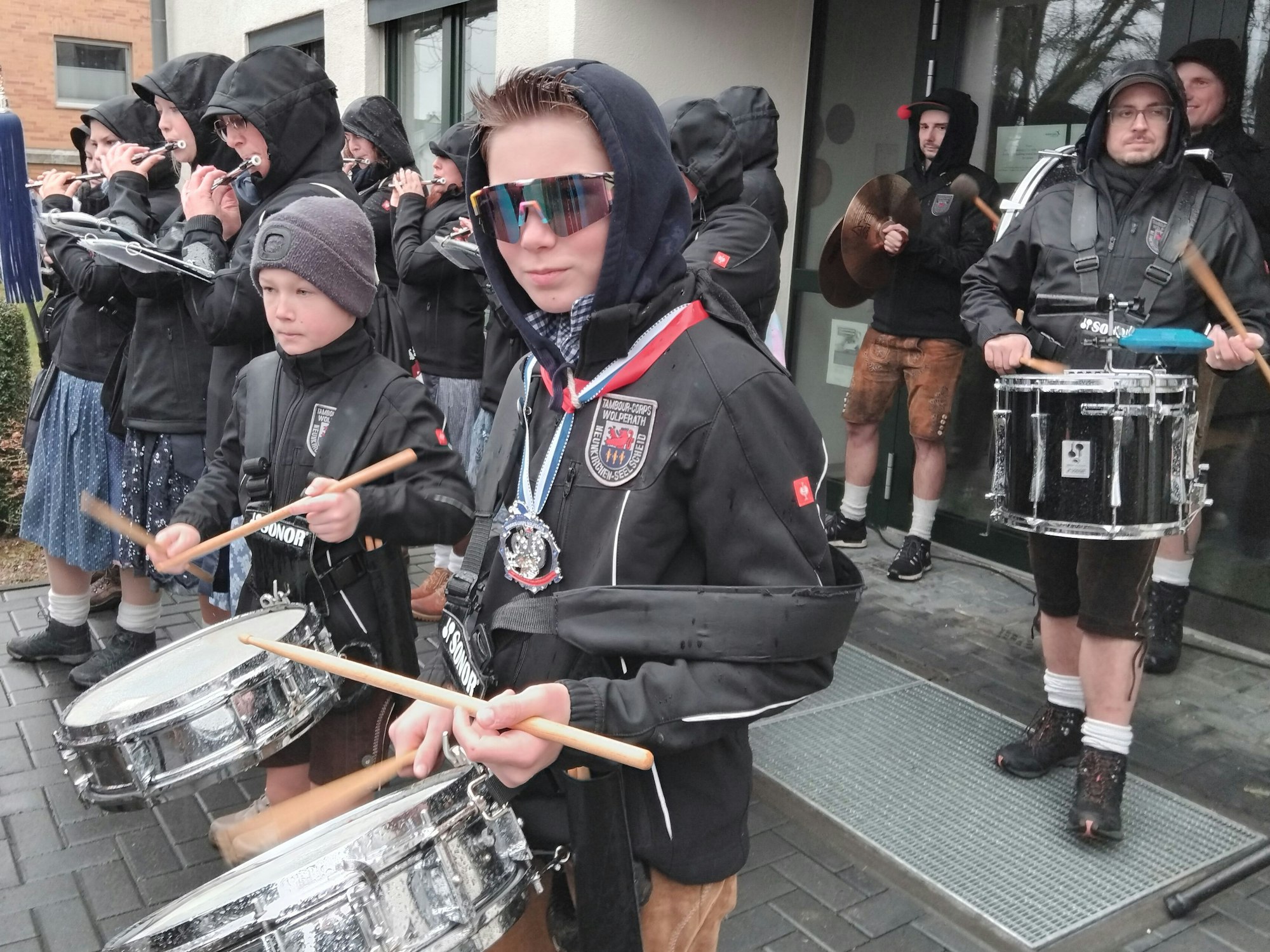 Louis vom Tambourcorps Pohlhausen war auf einen Wetterumschwung vorbereitet.