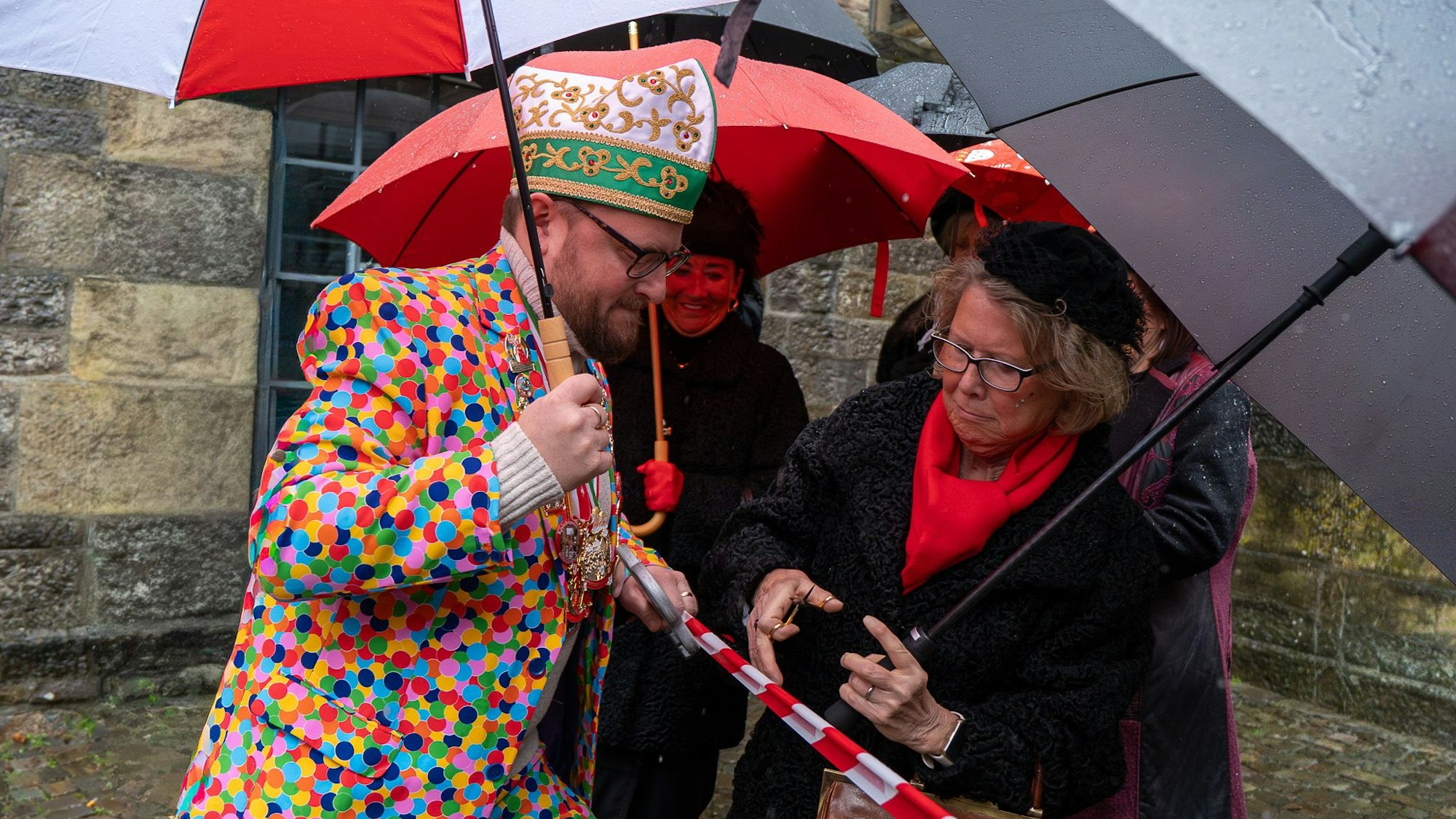 Das Absperrband hielt die Möhnen um Elisabeth Crombach in Engelskirchen nicht auf. Lukas Miebach gab den Rathausschlüssel schnell frei.