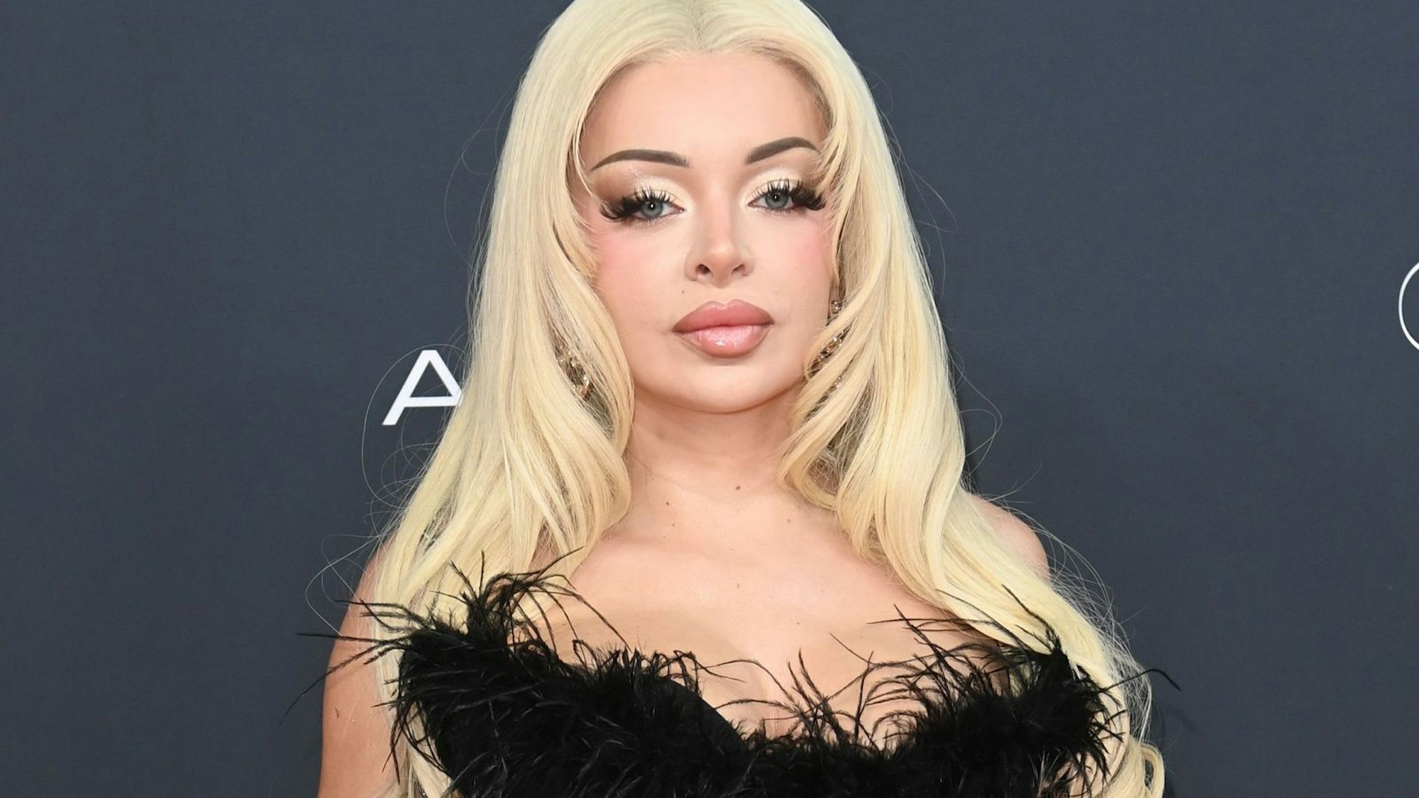 Rapperin und Influencerin Katja Krasavice wurde Opfer einer Betrugsmasche. Vor dieser warnt sie nun eindringlich ihre Fans. (Bild: 2024 Getty Images/Matthias Nareyek)