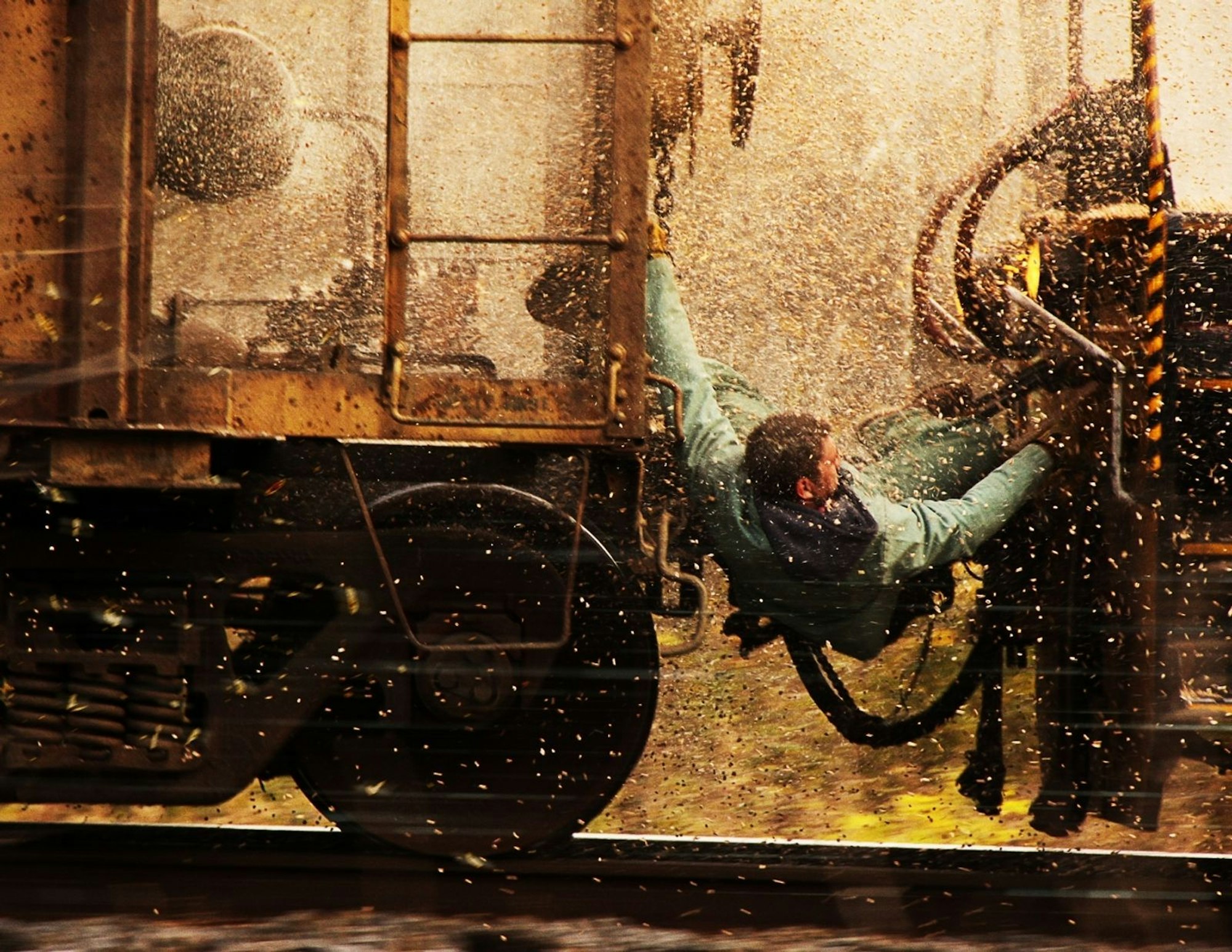 Nur nicht locker lassen: Will Colson (Chris Pine) setzt bei dem waghalsigen Rettungsplan sein Leben aufs Spiel. (Bild: RTL / © 2010 Twentieth Century Fox Film Corporation)