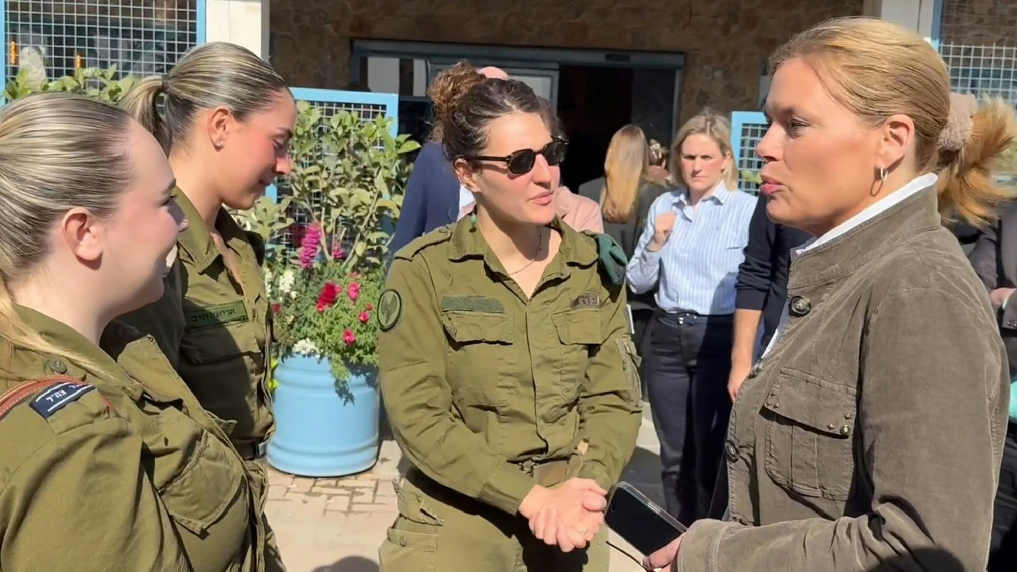 Vor ihrer Reise in den Gazastreifen tauschte sich Bundestagspräsidentin Klöckner mit israelischen Soldatinnen aus.