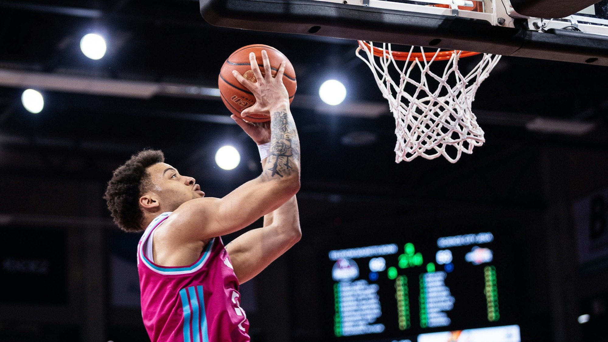 Heiße Atmosphäre im Telekom Dome: Die Telekom Baskets Bonn kämpfen um jeden Punkt – seien Sie beim Heimspiel gegen die MLP Academics Heidelberg hautnah dabei!