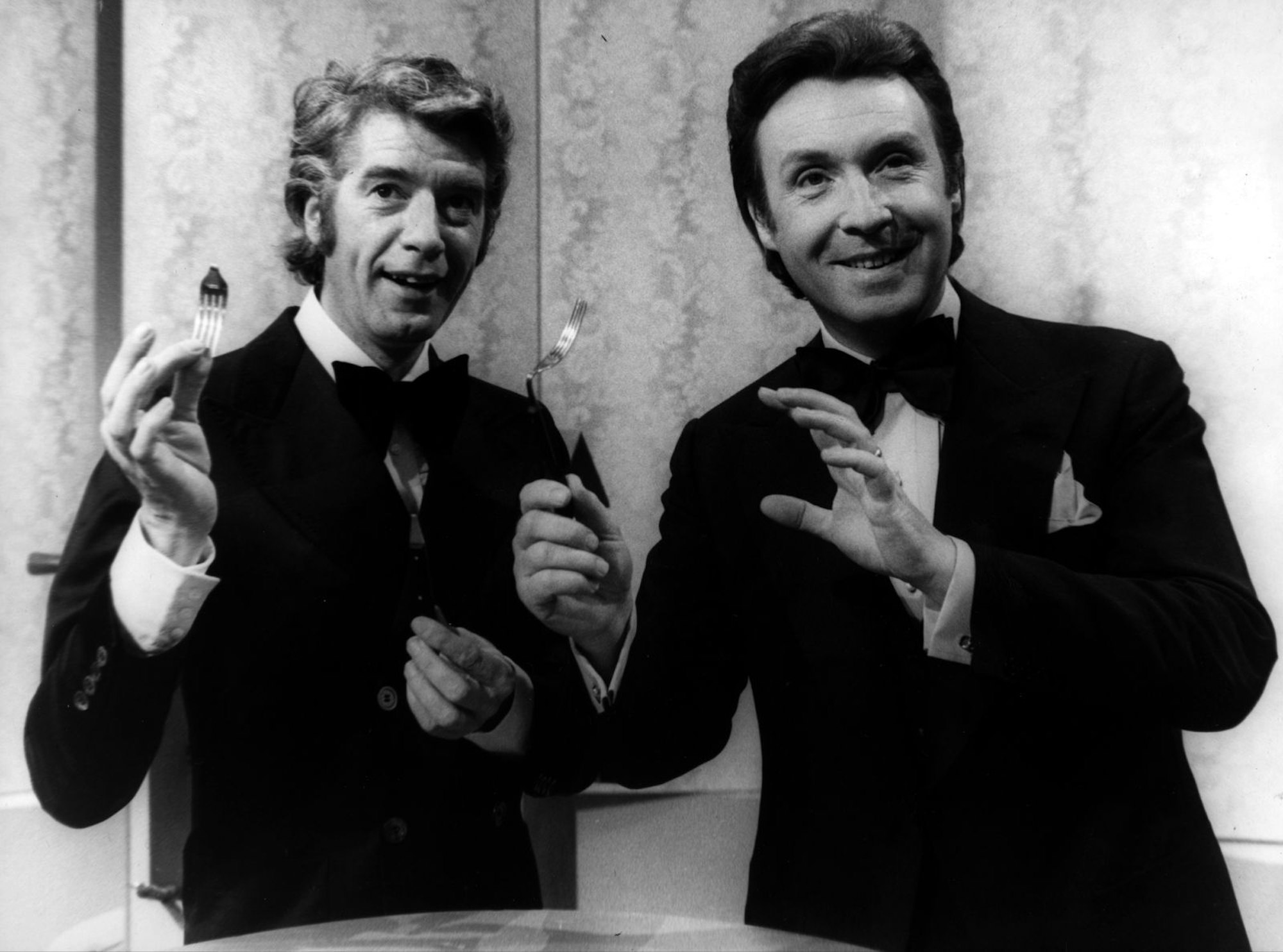 1974 war das die größte Star-Power, die man im deutschsprachigen Fernsehen haben konnte: Peter Alexander (rechts) und Rudi Carrell in der ZDF-Show „Peter Alexander präsentiert Spezialitäten“ in Wien. (Bild: 1974 Getty Images/Peter Bischoff)