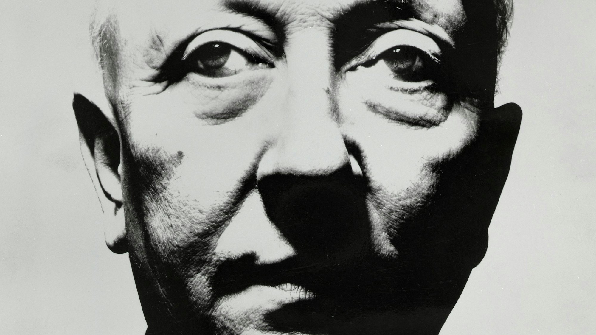 Josef Haubrich schaut leicht schielend in die Kamera.