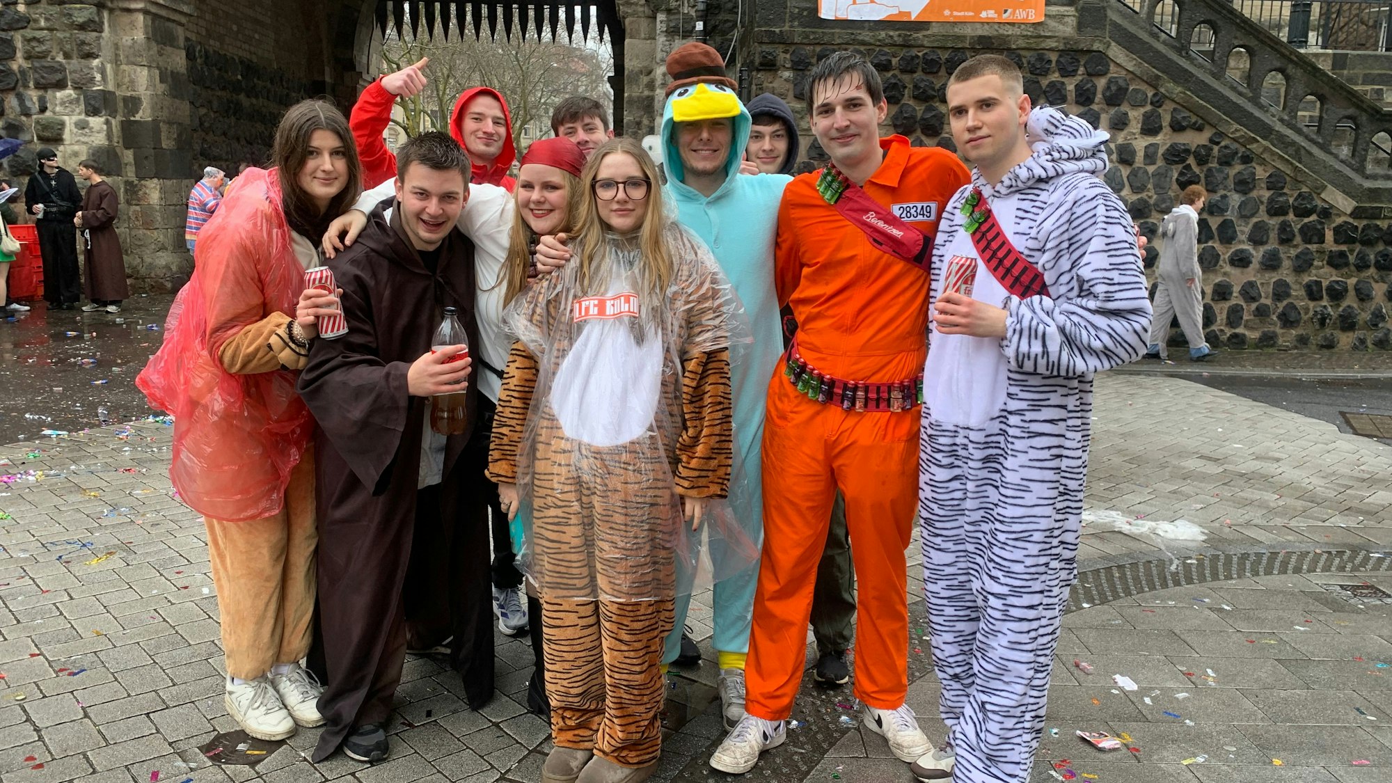 Junge Jecke an der Severinstorburg.