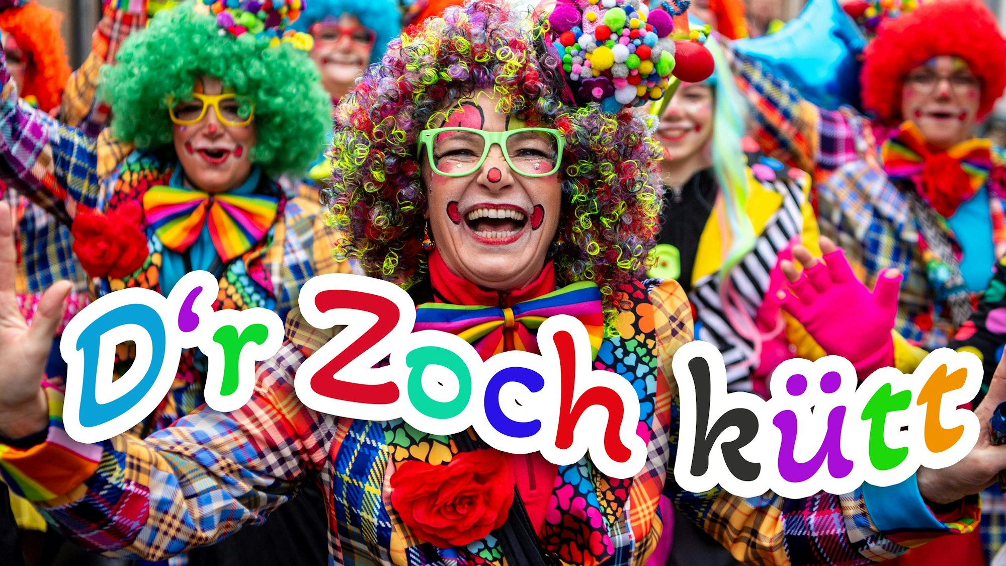 Bunt verkleidete Karnevalisten lachen in die Kamera.