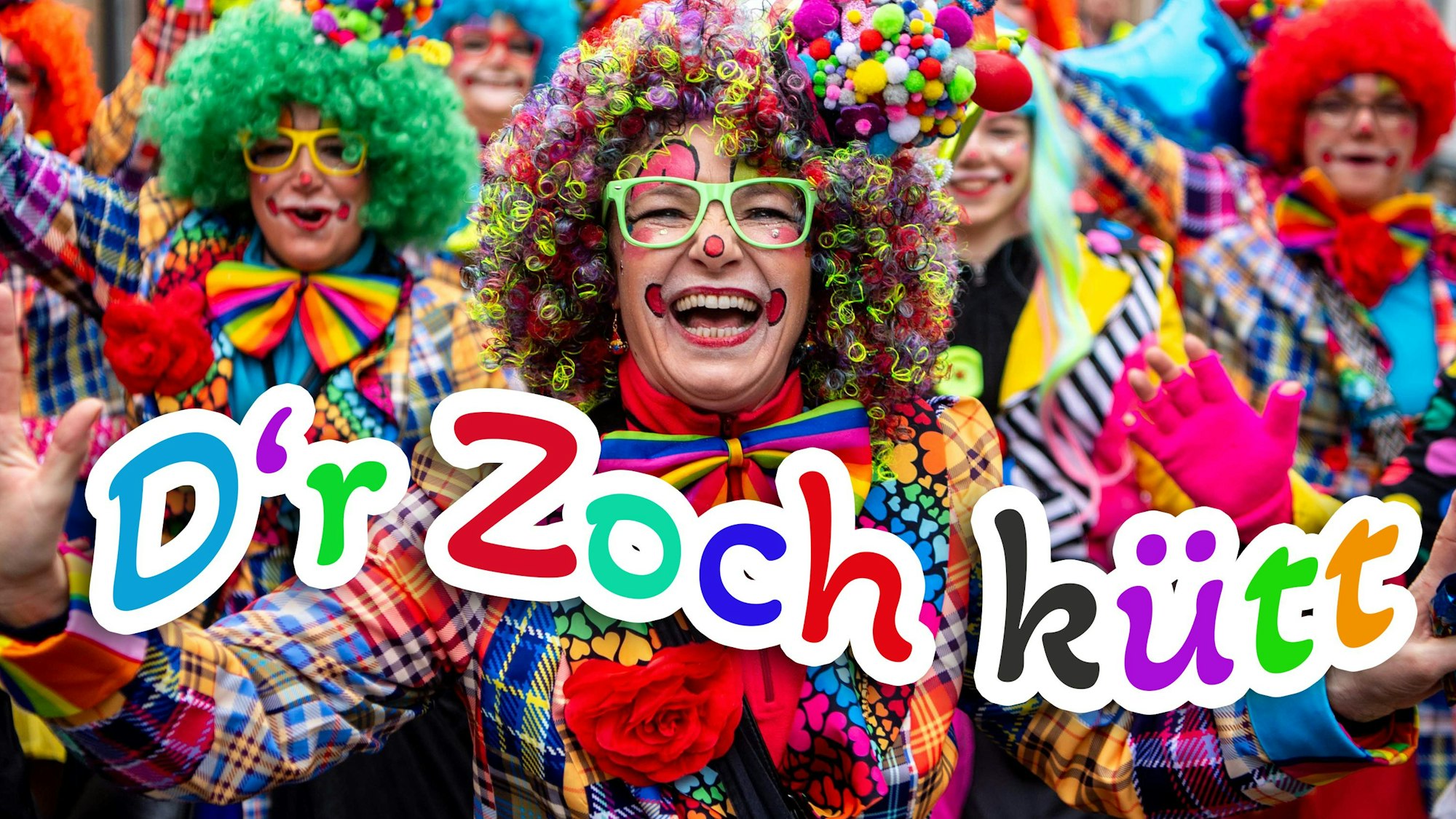 Bunt verkleidete Karnevalisten lachen in die Kamera.