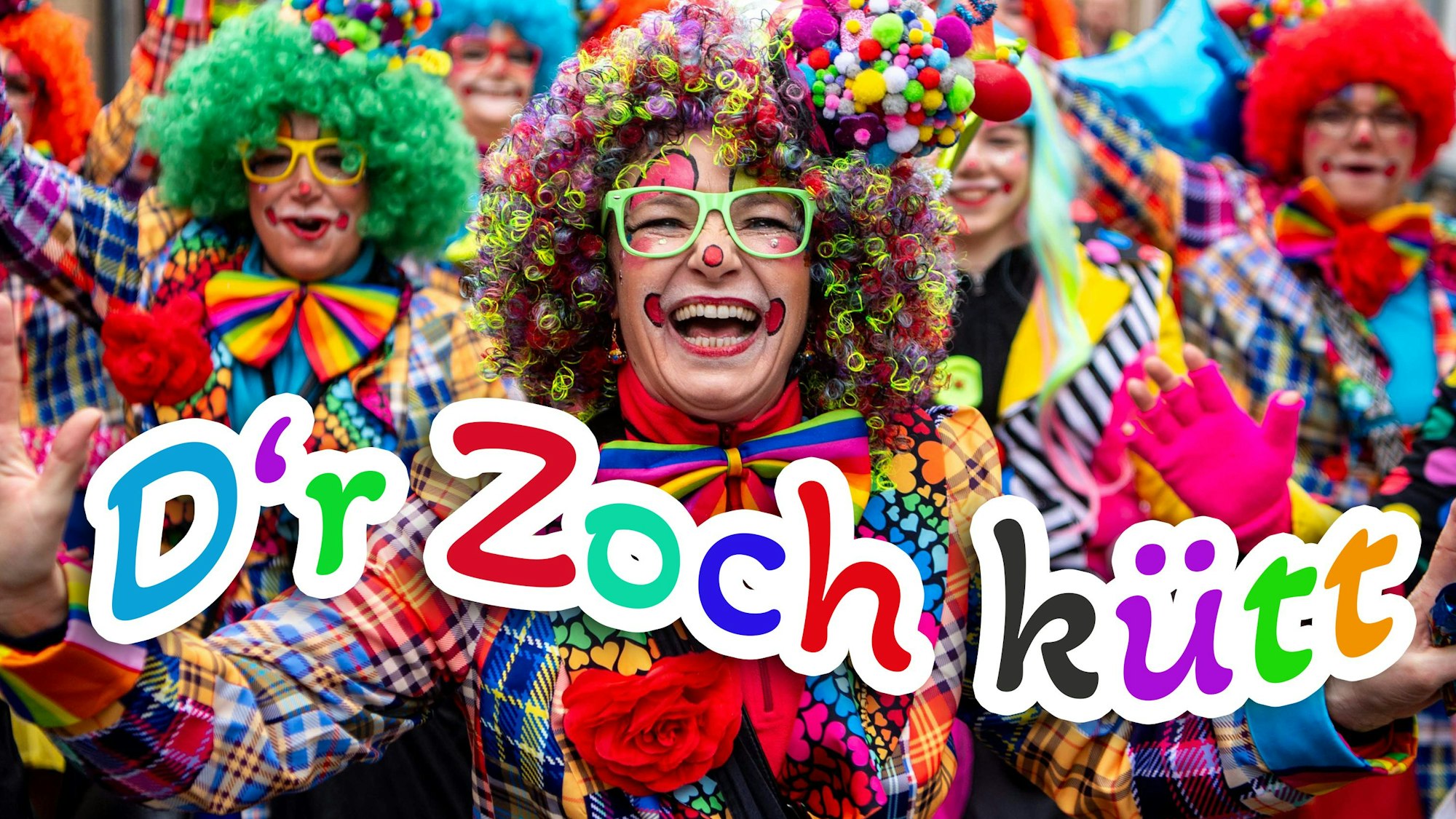 Bunt verkleidete Karnevalisten lachen in die Kamera.