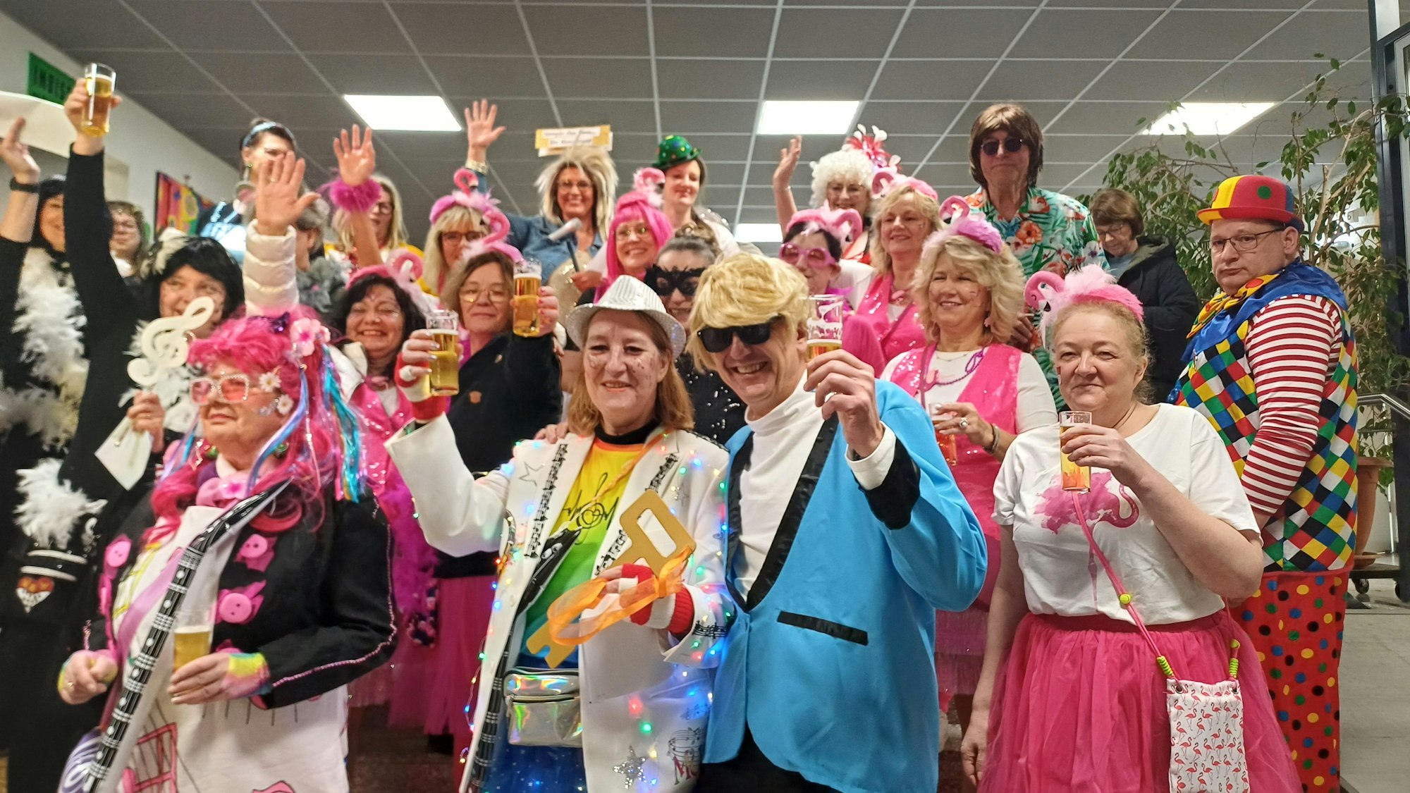 Bürgermeister Dirk Runge mit den Karnevalistinnen im Burscheider Schützenhaus.