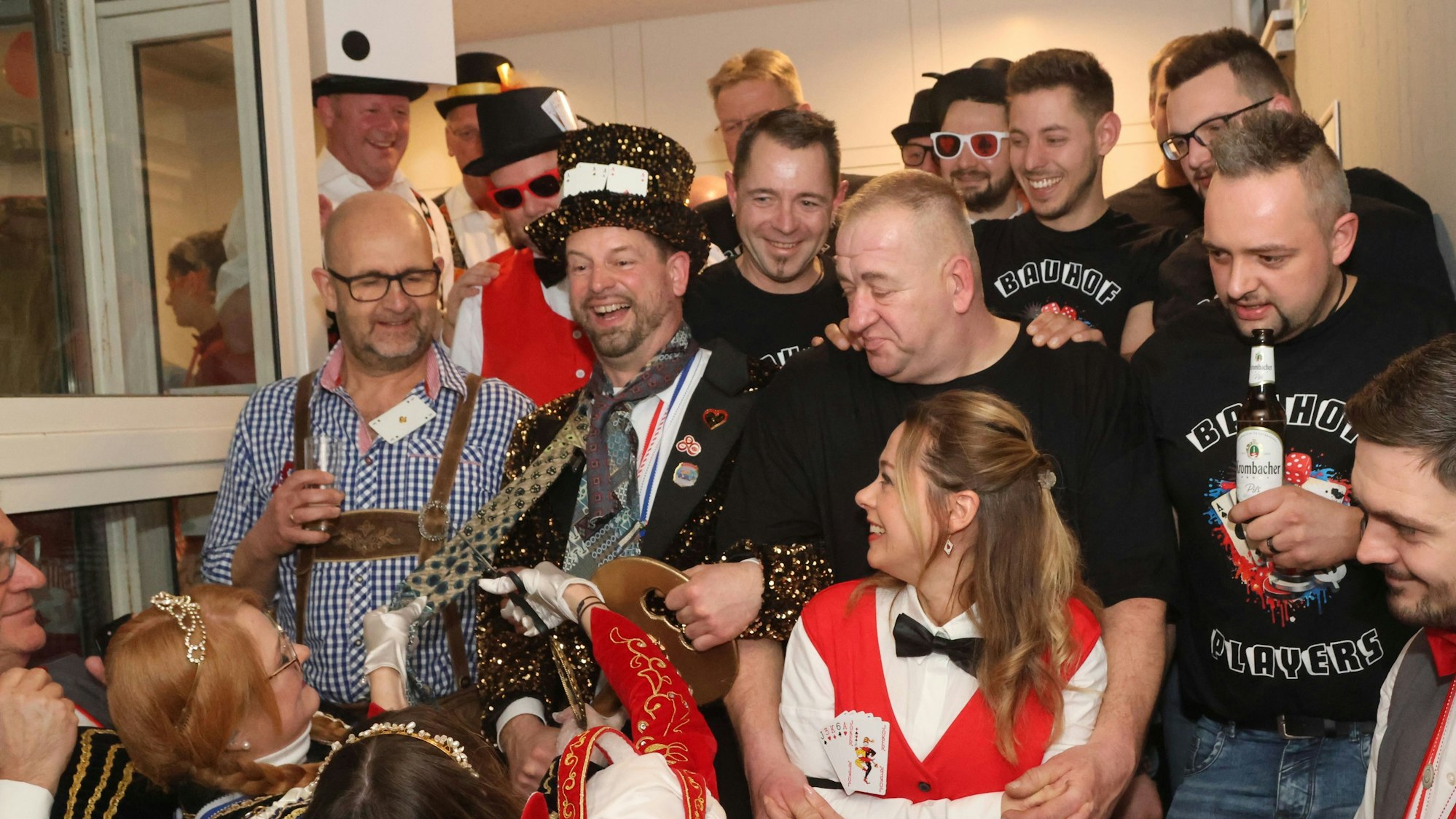 Bürgermeister Jan Gutowski in der Mitte des Bildes hält den Schlüssel hier noch fest in seinen Händen, doch das änderte sich schon bald.