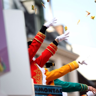 Zu Karneval fliegen Süßigkeiten durch die Luft.