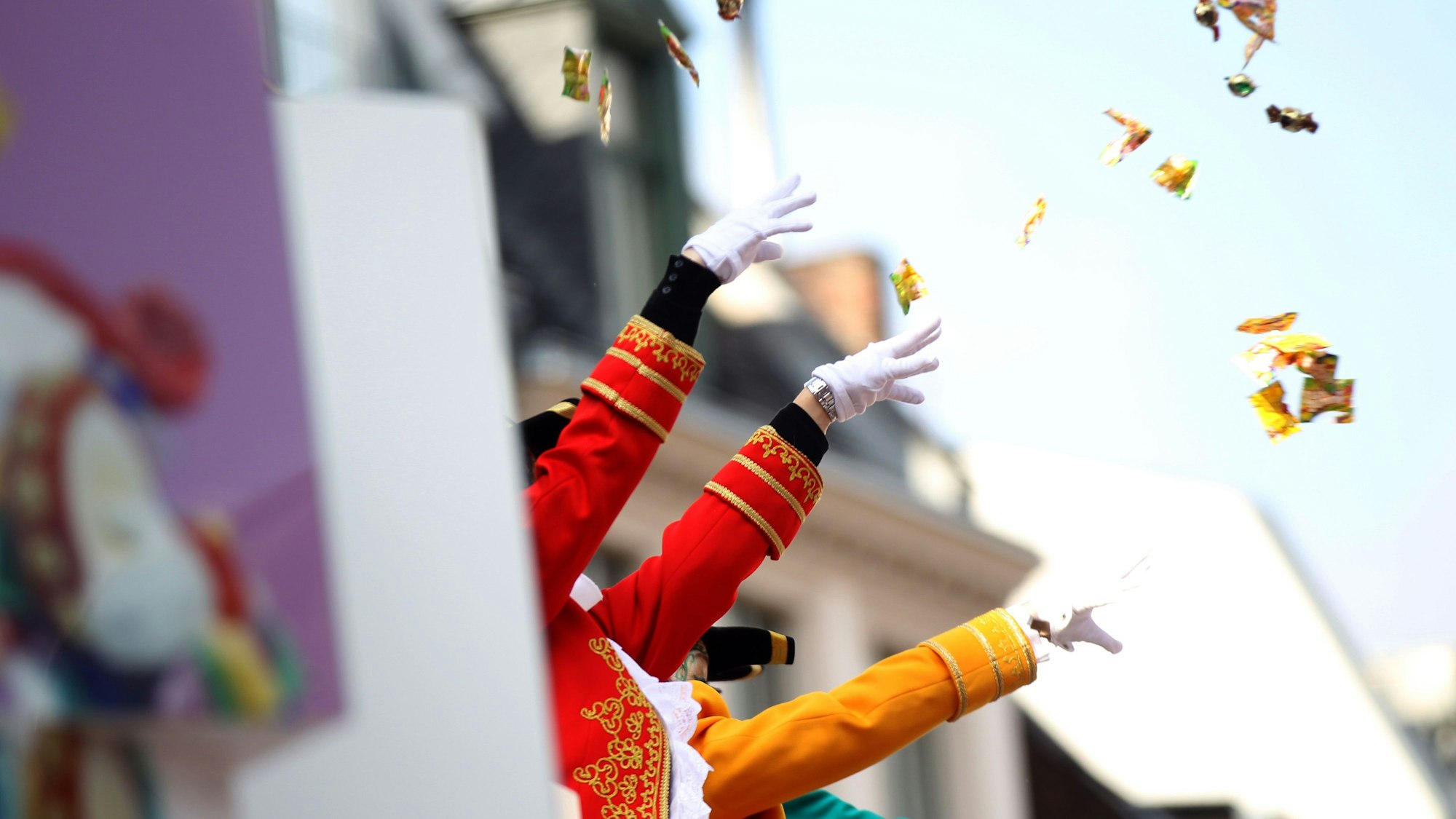 Zu Karneval fliegen Süßigkeiten durch die Luft.