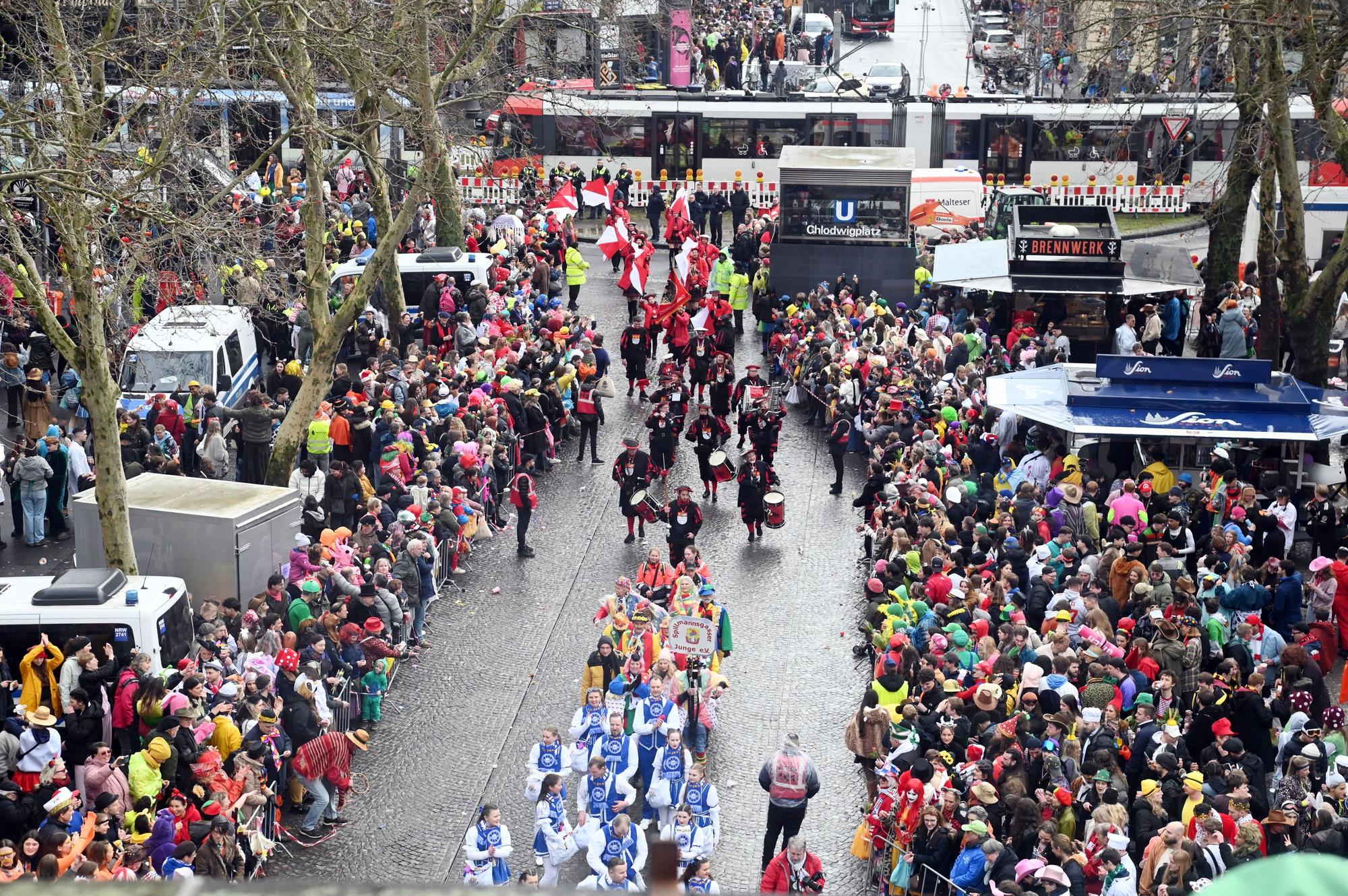 12.02.2026 Köln. Weiberfastnacht. Karneval 2026. Rund um den Chlodwigplatz. Foto: Alexander Schwaiger