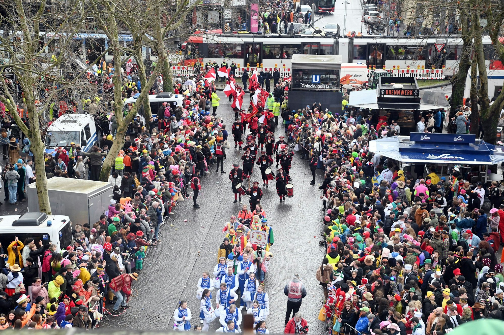 12.02.2026 Köln. Weiberfastnacht. Karneval 2026. Rund um den Chlodwigplatz. Foto: Alexander Schwaiger