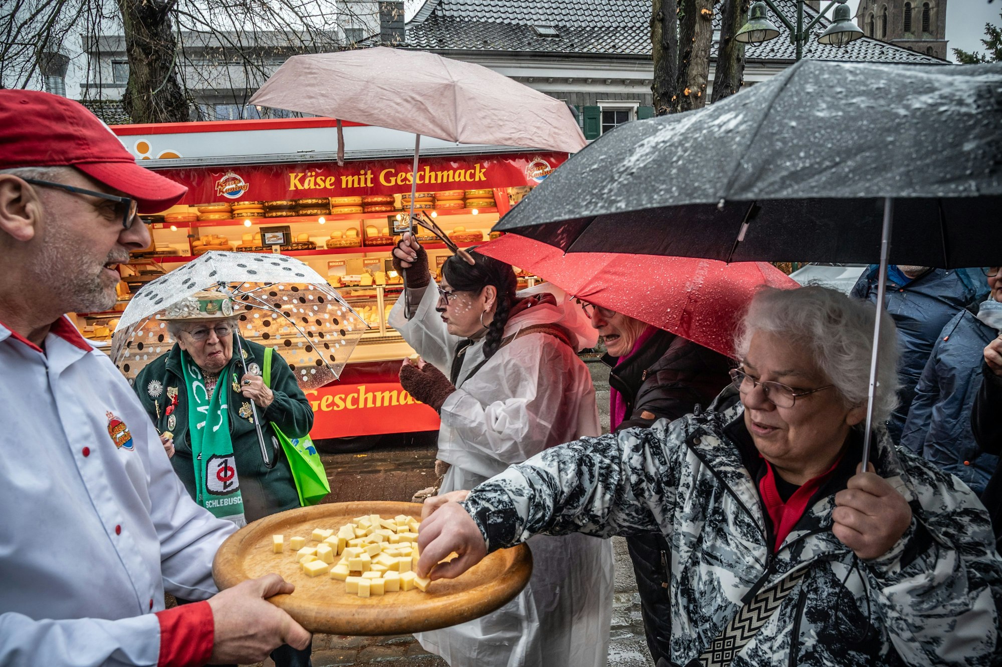 Am Schlebuscher Weiberzug 2026 beteiligten sich trotz widriger Umstände 100 Frauen. Bild: Ralf Krieger
