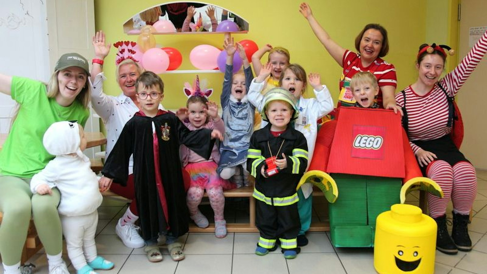 Auf dem Bild sind kostümierte Kita-Kinder und ihre Erzieherinnen zu sehen.