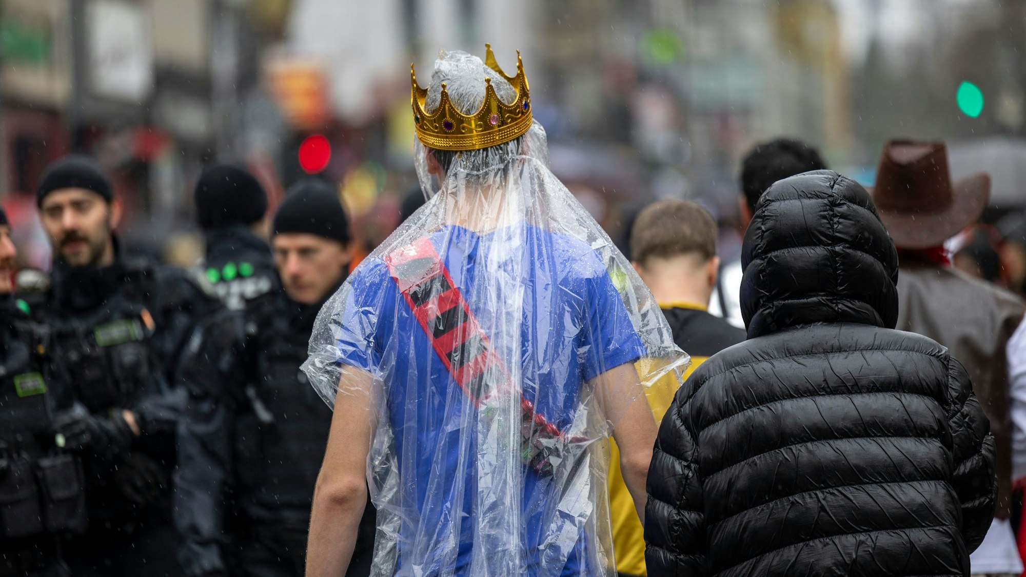 12.02.2026, Nordrhein-Westfalen, Köln: Junge Karnevalisten feiern trotz Regen auf der Zülpicher Straße. Am Donnerstag beginnt mit der Weiberfastnacht die Karnevalssession 2026. Foto: Thomas Banneyer/dpa +++ dpa-Bildfunk +++